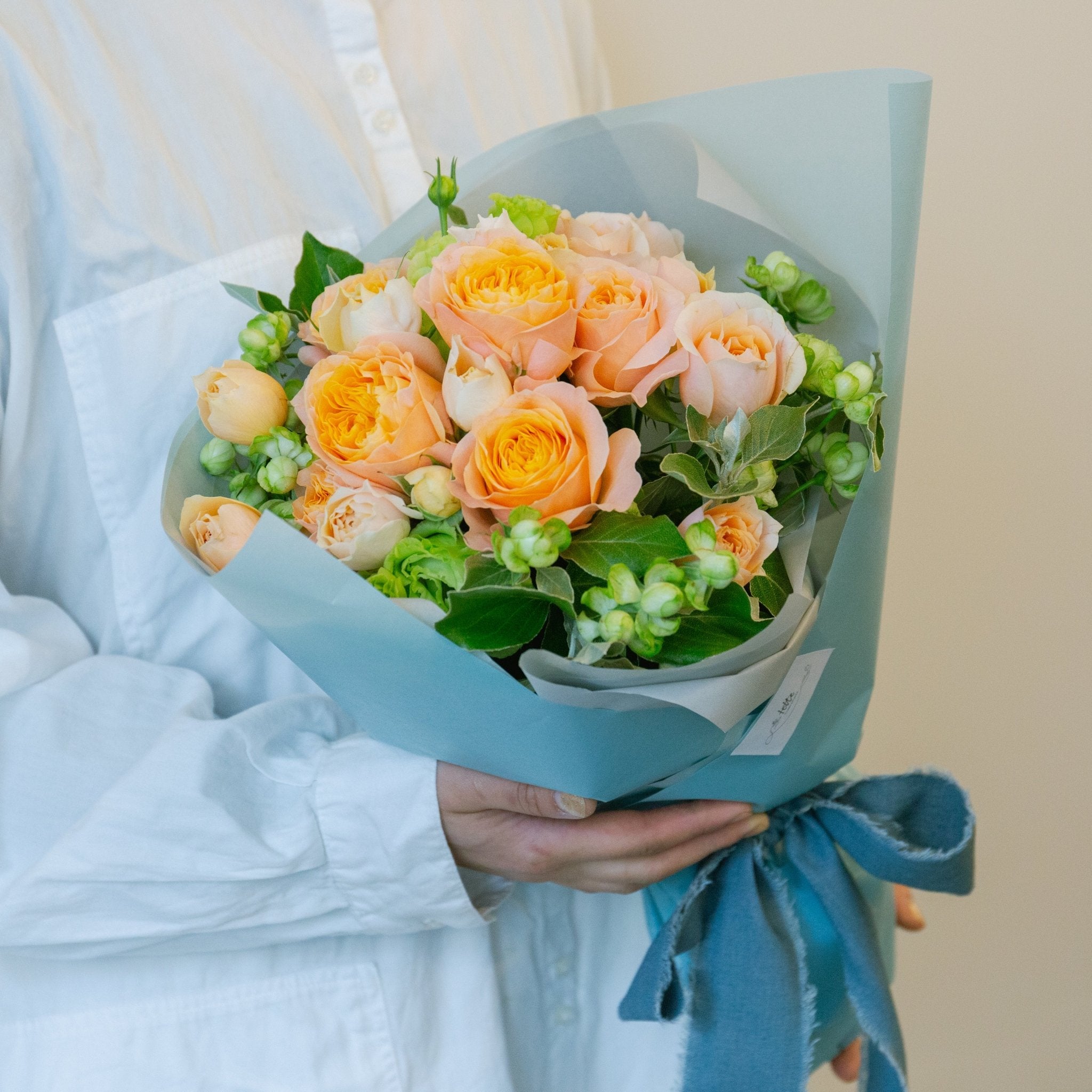 バラのギフトをオーダーするならFlower&Plants tette │ 「手から手へ、想いを運ぶフラワーショップ」【板橋駅徒歩4分】【熟練フローリスト夫婦が運営】【最短2営業日で発送】【24時間365日注文OK】【ギフトは3300円〜】フラワーギフトを手から手へ、想いを込めたブーケやアレンジメントで大切な人に感謝と愛情を。シーンや用途に合わせて選びやすい豊富な種