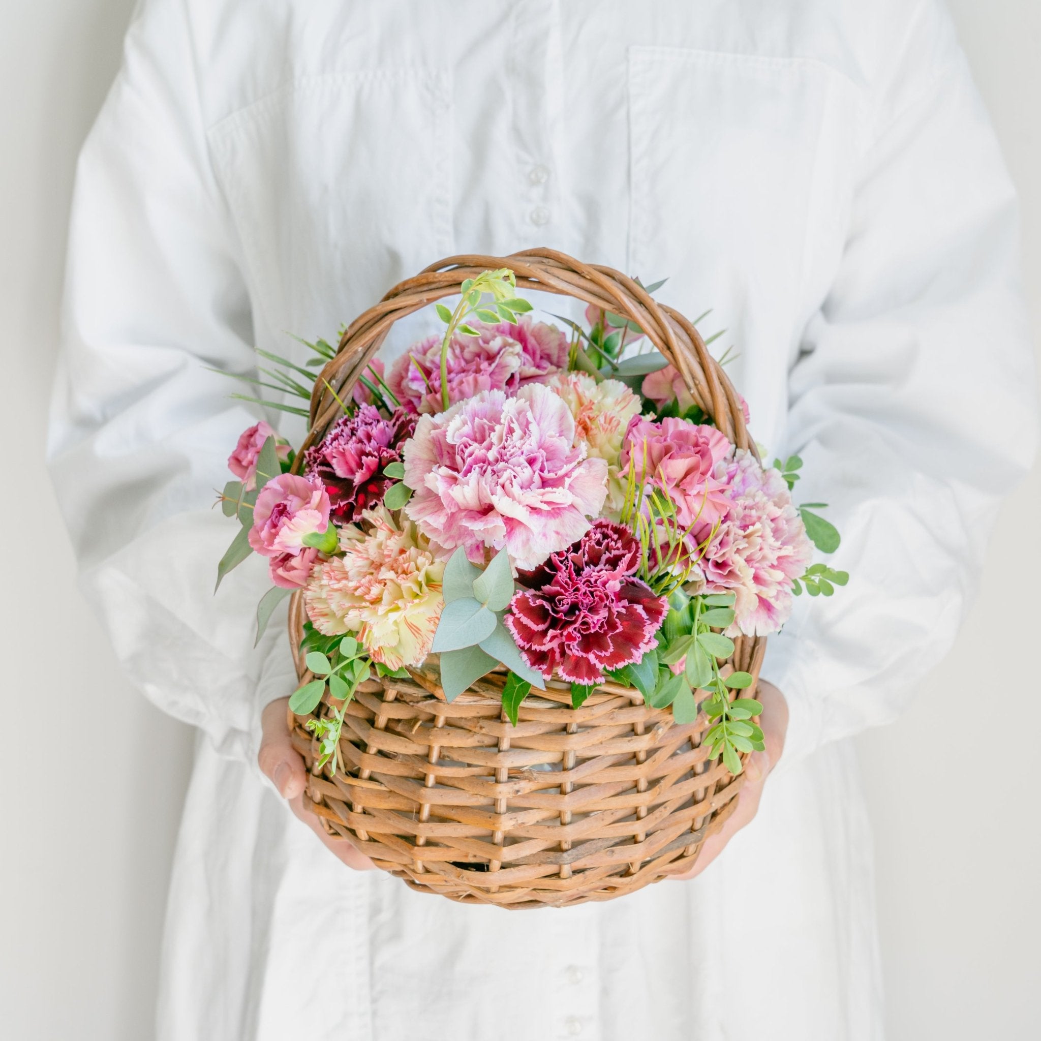 母の日 カーネーションのギフトをオーダーするならFlower&Plants tette │ 「手から手へ、想いを運ぶフラワーショップ」【板橋駅徒歩4分】【熟練フローリスト夫婦が運営】【最短2営業日で発送】【24時間365日注文OK】【ギフトは3300円〜】フラワーギフトを手から手へ、想いを込めたブーケやアレンジメントで大切な人に感謝と愛情を。シーンや用途に合わせて選びやすい豊富な種