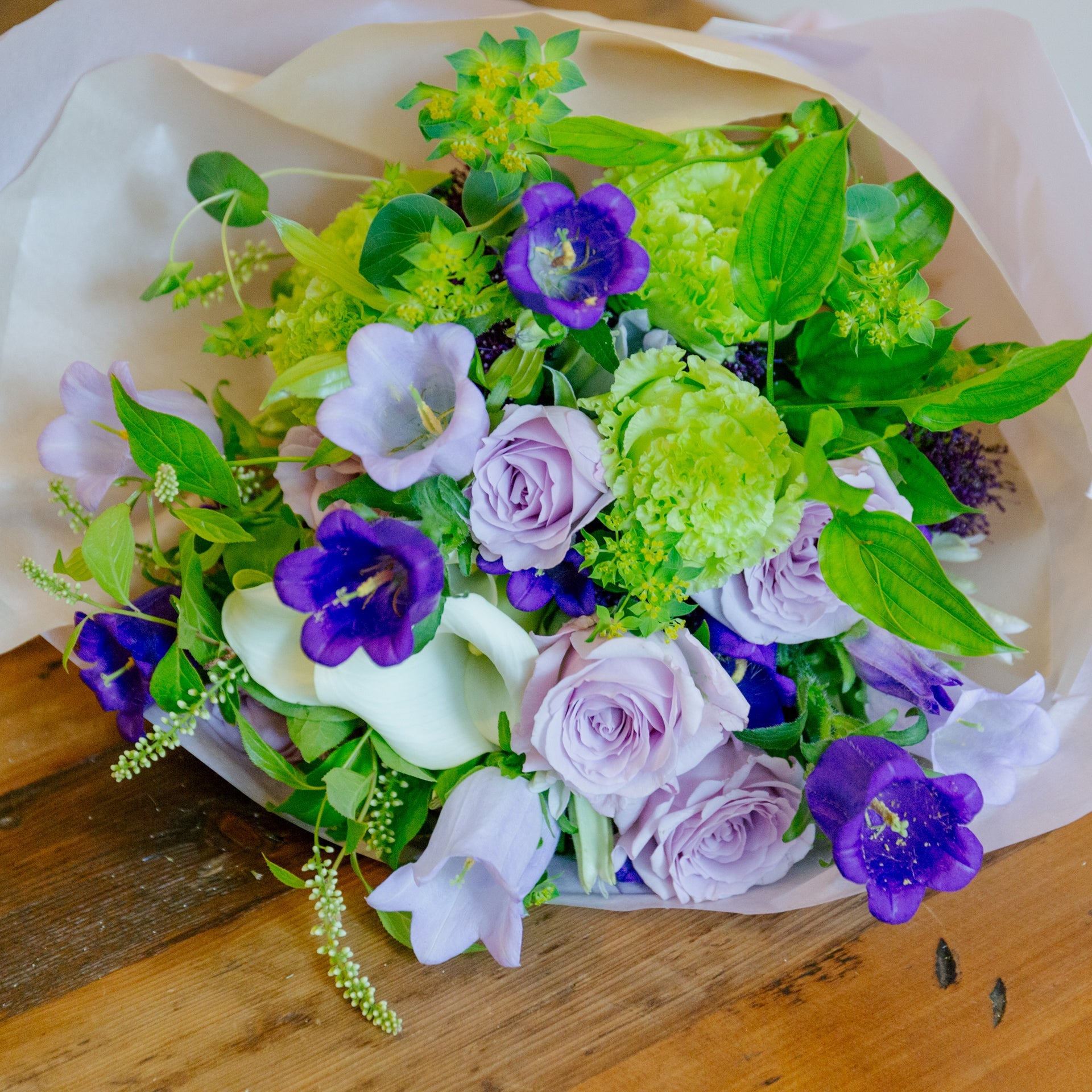 カンパニュラのギフトをオーダーするならFlower&Plants tette │ 「手から手へ、想いを運ぶフラワーショップ」【板橋駅徒歩4分】【熟練フローリスト夫婦が運営】【最短2営業日で発送】【24時間365日注文OK】【ギフトは3300円〜】フラワーギフトを手から手へ、想いを込めたブーケやアレンジメントで大切な人に感謝と愛情を。シーンや用途に合わせて選びやすい豊富な種