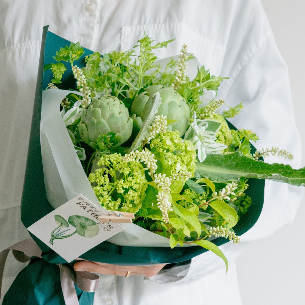 ブーケ グリーン系をオーダーするならFlower&Plants tette │ 「手から手へ、想いを運ぶフラワーショップ」【板橋駅徒歩4分】【熟練フローリスト夫婦が運営】【最短2営業日で発送】【24時間365日注文OK】【ギフトは3300円〜】フラワーギフトを手から手へ、想いを込めたブーケやアレンジメントで大切な人に感謝と愛情を。シーンや用途に合わせて選びやすい豊富な種