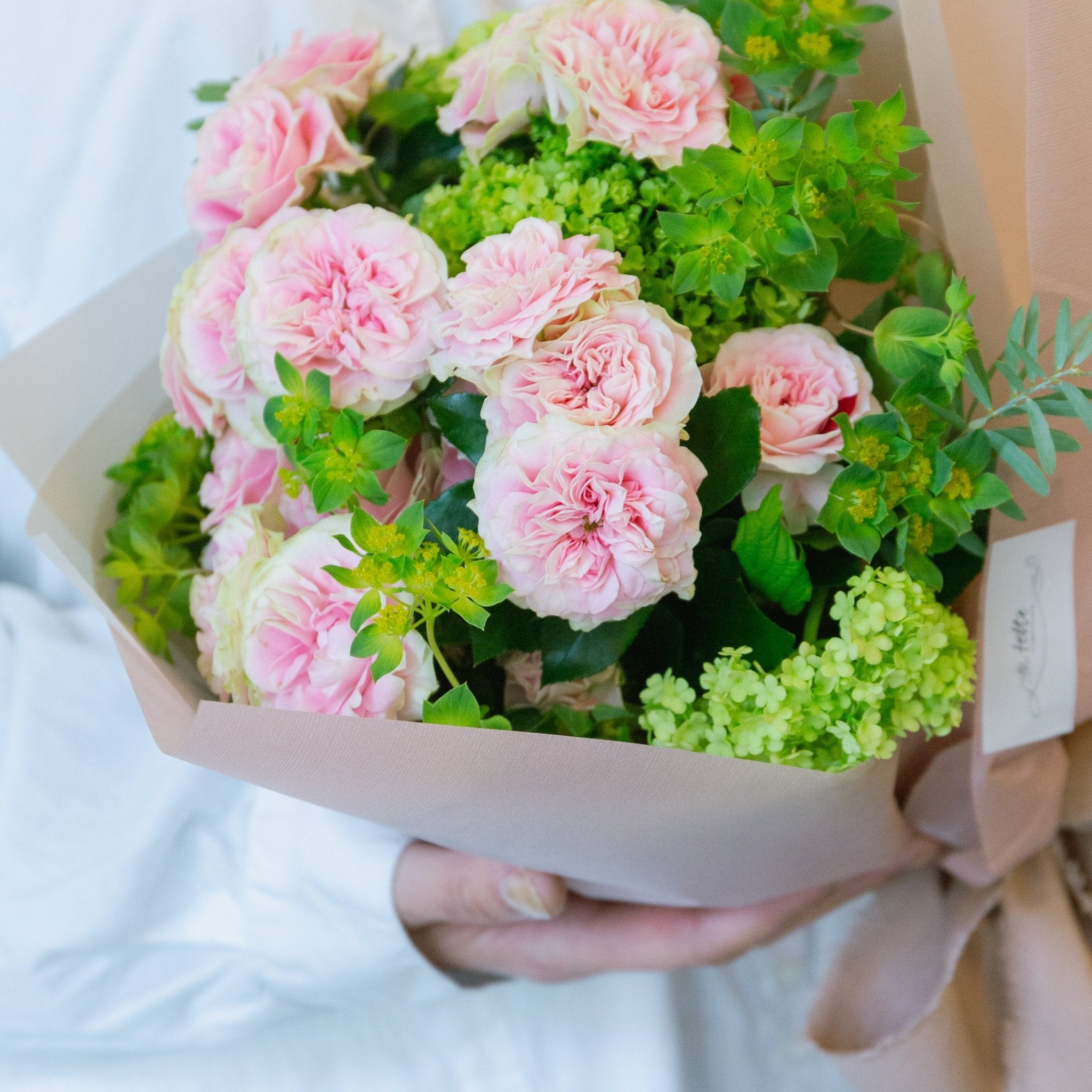 バラのギフトをオーダーするならFlower&Plants tette │ 「手から手へ、想いを運ぶフラワーショップ」【板橋駅徒歩4分】【熟練フローリスト夫婦が運営】【最短2営業日で発送】【24時間365日注文OK】【ギフトは3300円〜】フラワーギフトを手から手へ、想いを込めたブーケやアレンジメントで大切な人に感謝と愛情を。シーンや用途に合わせて選びやすい豊富な種