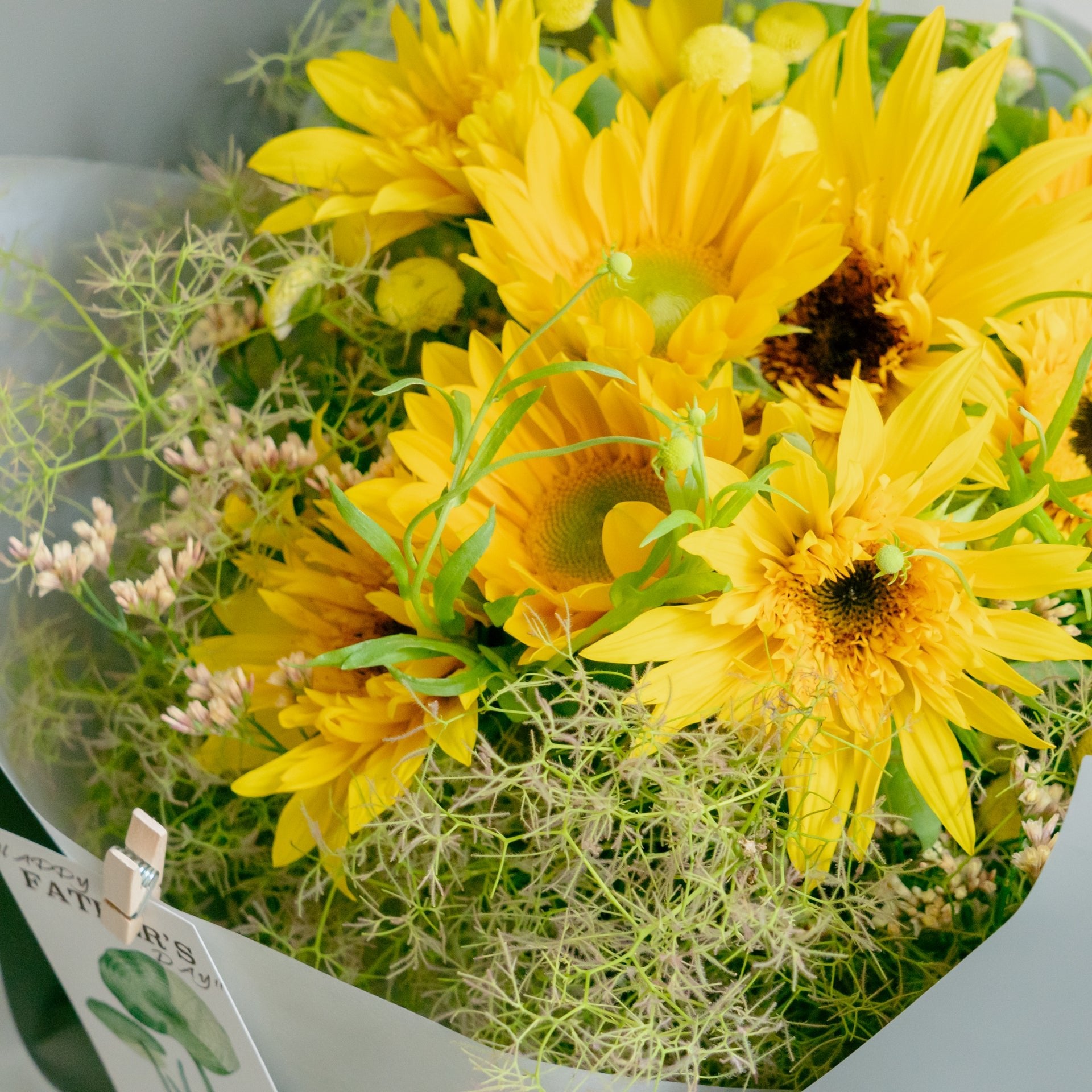 父の日ギフト用ブーケをオーダーするならFlower&Plants tette │ 「手から手へ、想いを運ぶフラワーショップ」【板橋駅徒歩4分】【熟練フローリスト夫婦が運営】【最短2営業日で発送】【24時間365日注文OK】【ギフトは3300円〜】フラワーギフトを手から手へ、想いを込めたブーケやアレンジメントで大切な人に感謝と愛情を。シーンや用途に合わせて選びやすい豊富な種