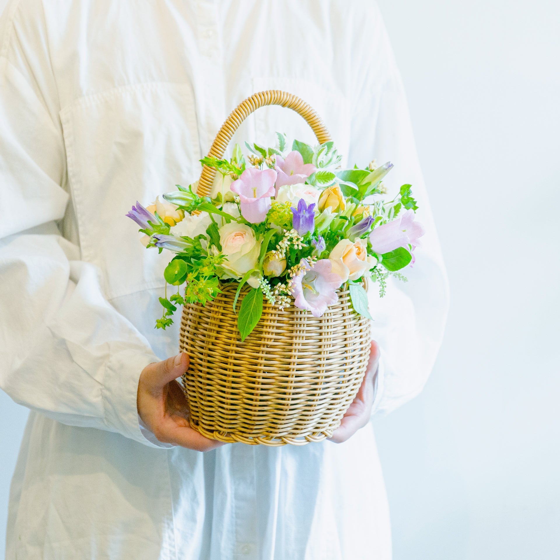 カンパニュラのギフトをオーダーするならFlower&Plants tette │ 「手から手へ、想いを運ぶフラワーショップ」【板橋駅徒歩4分】【熟練フローリスト夫婦が運営】【最短2営業日で発送】【24時間365日注文OK】【ギフトは3300円〜】フラワーギフトを手から手へ、想いを込めたブーケやアレンジメントで大切な人に感謝と愛情を。シーンや用途に合わせて選びやすい豊富な種