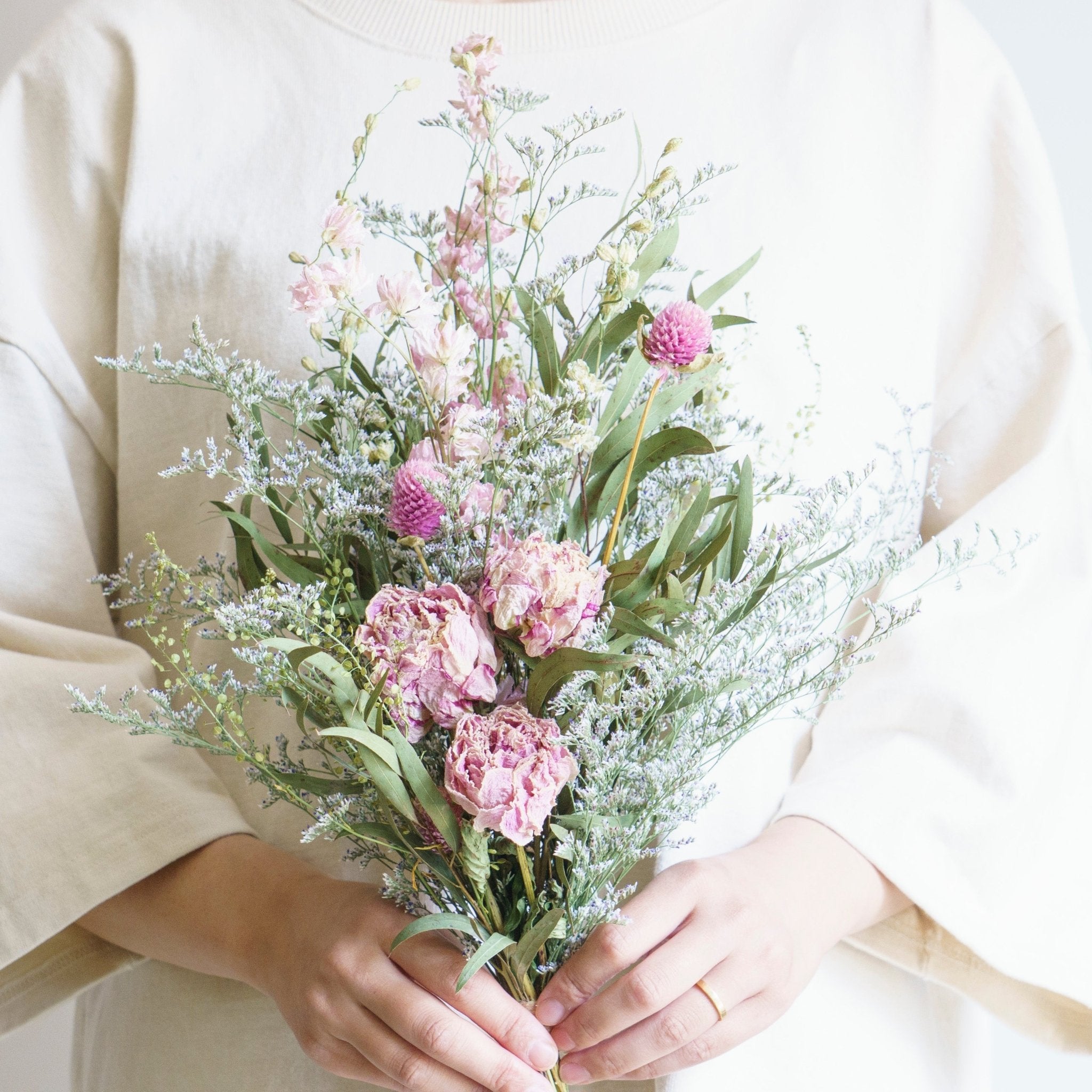 季節のドライフラワー ブーケスワッグをオーダーするならFlower&Plants tette │ 「手から手へ、想いを運ぶフラワーショップ」【板橋駅徒歩4分】【熟練フローリスト夫婦が運営】【最短2営業日で発送】【24時間365日注文OK】【ギフトは3300円〜】フラワーギフトを手から手へ、想いを込めたブーケやアレンジメントで大切な人に感謝と愛情を。シーンや用途に合わせて選びやすい豊富な種