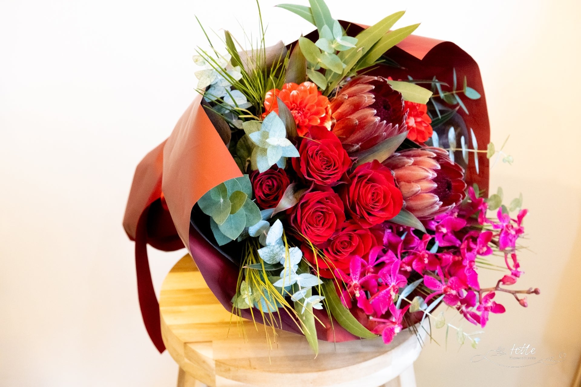 ブーケ 赤系をオーダーするならFlower&Plants tette │ 「手から手へ、想いを運ぶフラワーショップ」【板橋駅徒歩4分】【熟練フローリスト夫婦が運営】【最短2営業日で発送】【24時間365日注文OK】【ギフトは3300円〜】フラワーギフトを手から手へ、想いを込めたブーケやアレンジメントで大切な人に感謝と愛情を。シーンや用途に合わせて選びやすい豊富な種