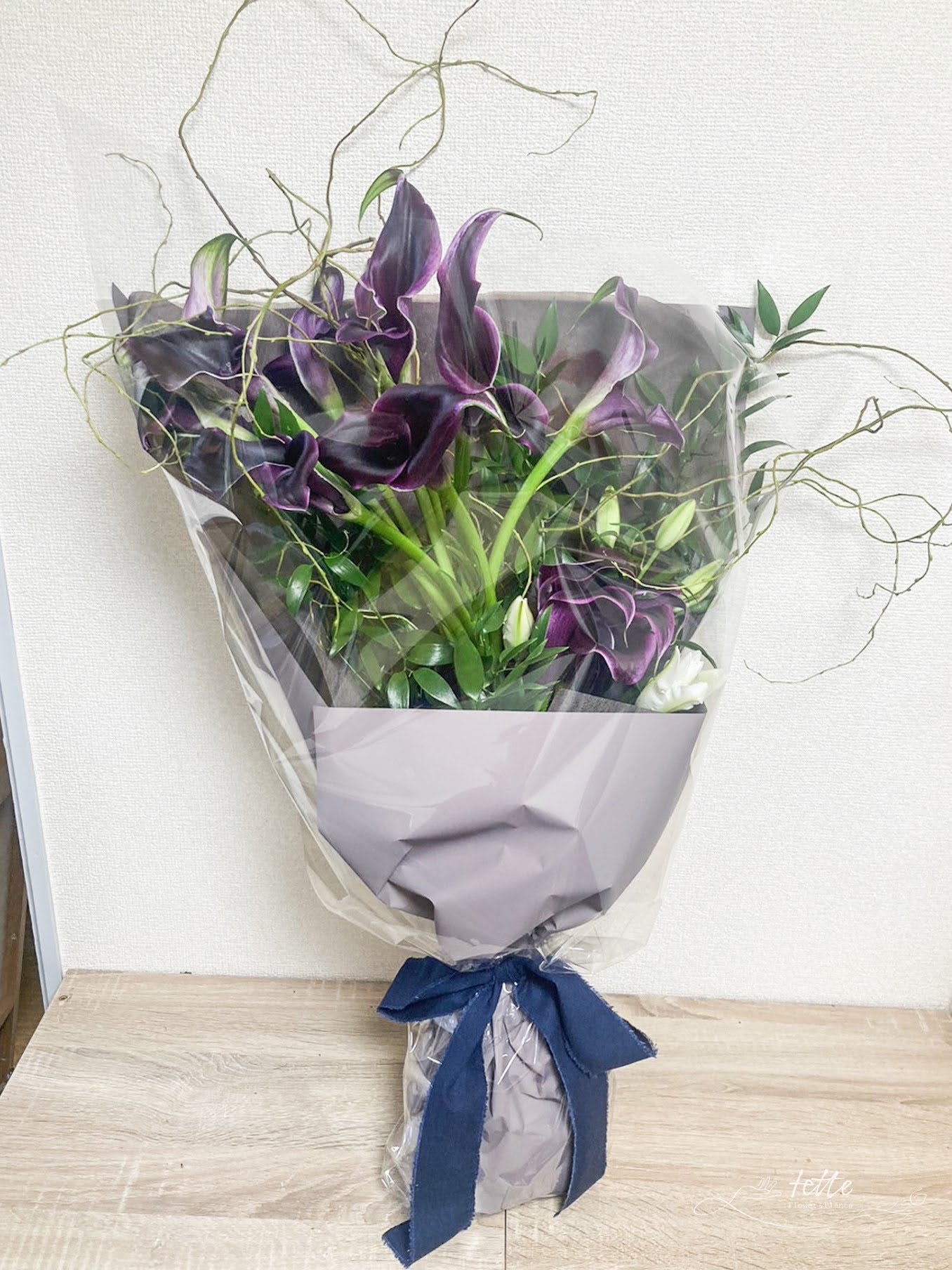 ワンサイドブーケ パープル系をオーダーするならFlower&Plants tette │ 「手から手へ、想いを運ぶフラワーショップ」【板橋駅徒歩4分】【熟練フローリスト夫婦が運営】【最短2営業日で発送】【24時間365日注文OK】【ギフトは3300円〜】フラワーギフトを手から手へ、想いを込めたブーケやアレンジメントで大切な人に感謝と愛情を。シーンや用途に合わせて選びやすい豊富な種