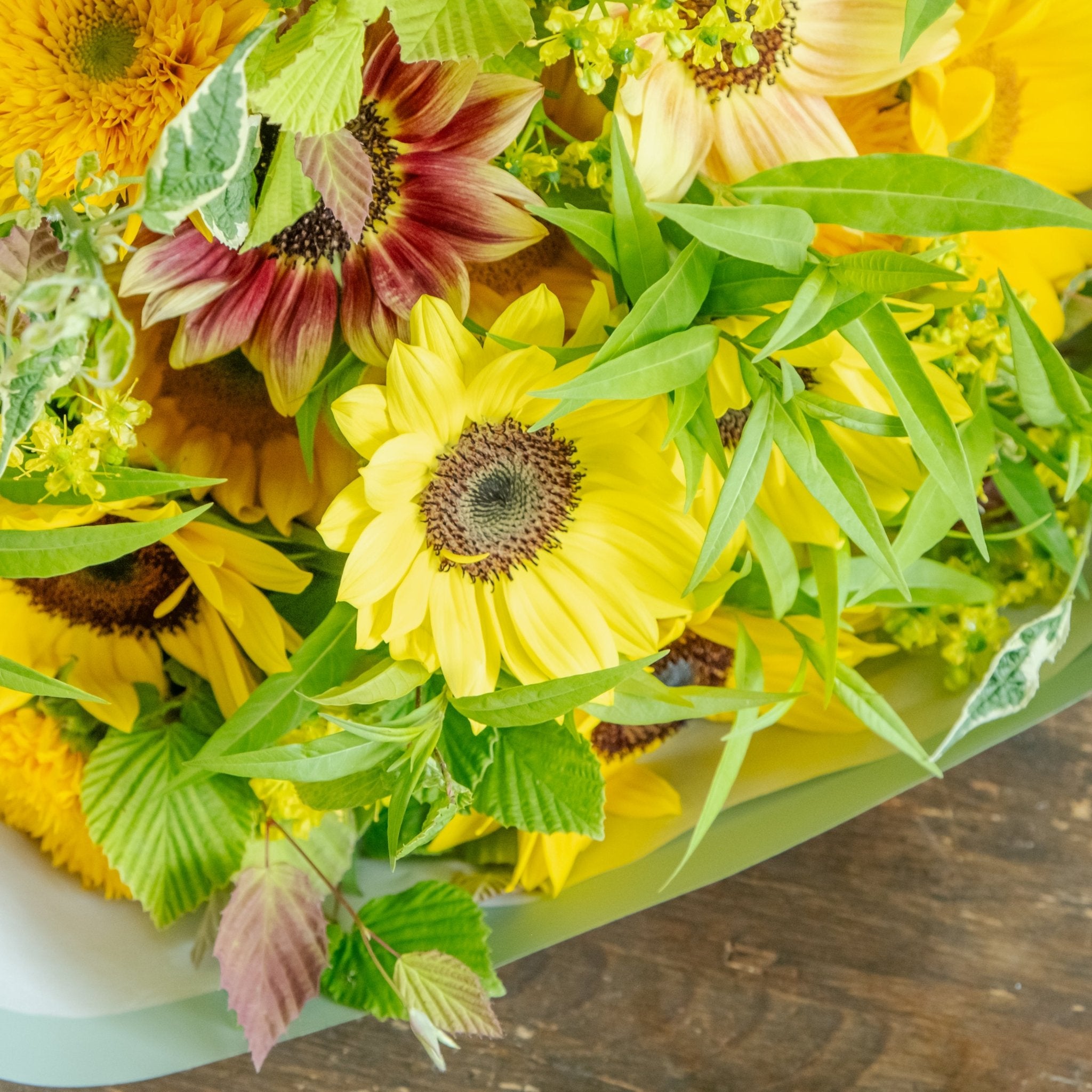 ひまわりのギフトをオーダーするならFlower&Plants tette │ 「手から手へ、想いを運ぶフラワーショップ」【板橋駅徒歩4分】【熟練フローリスト夫婦が運営】【最短2営業日で発送】【24時間365日注文OK】【ギフトは3300円〜】フラワーギフトを手から手へ、想いを込めたブーケやアレンジメントで大切な人に感謝と愛情を。シーンや用途に合わせて選びやすい豊富な種