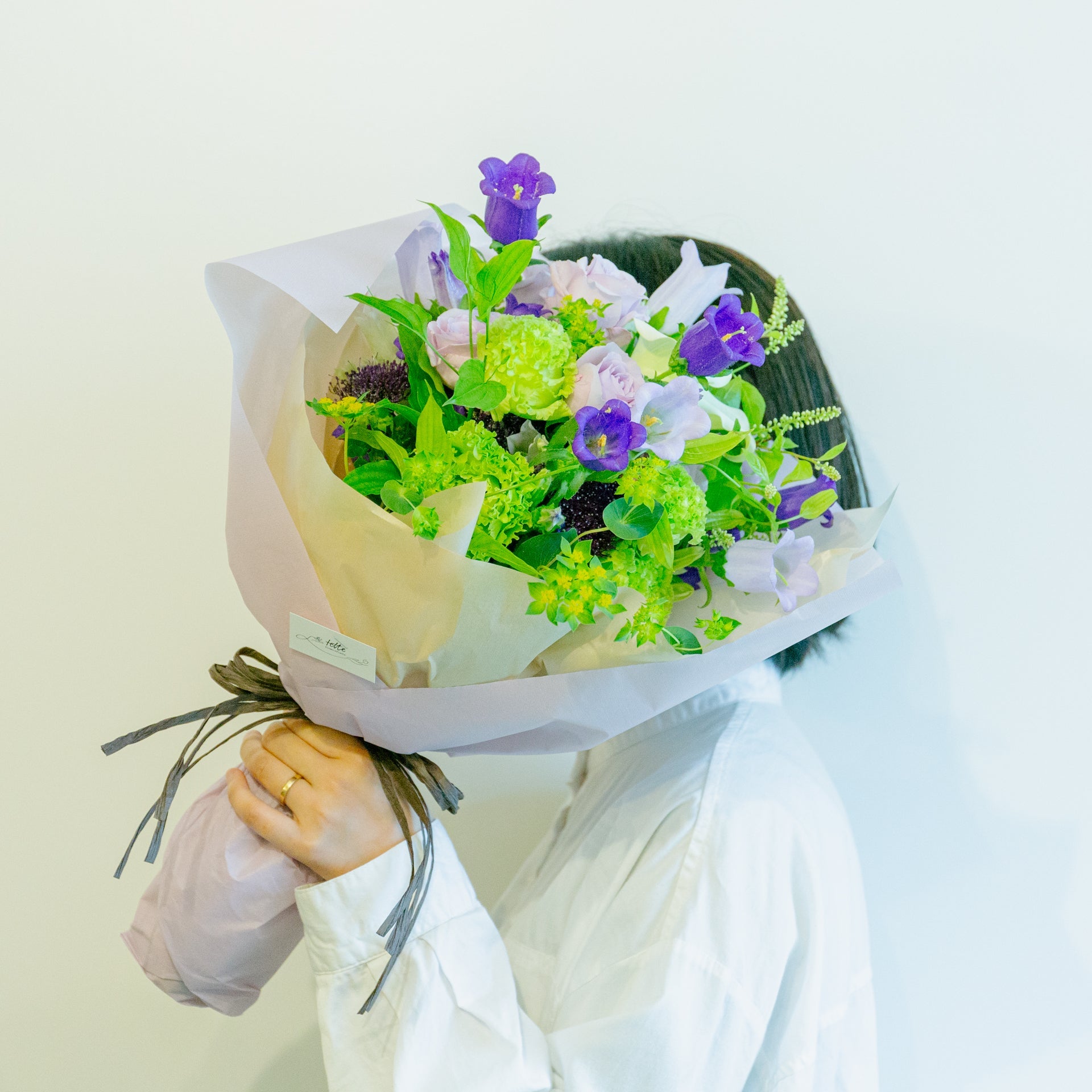 カンパニュラのギフトをオーダーするならFlower&Plants tette │ 「手から手へ、想いを運ぶフラワーショップ」【板橋駅徒歩4分】【熟練フローリスト夫婦が運営】【最短2営業日で発送】【24時間365日注文OK】【ギフトは3300円〜】フラワーギフトを手から手へ、想いを込めたブーケやアレンジメントで大切な人に感謝と愛情を。シーンや用途に合わせて選びやすい豊富な種