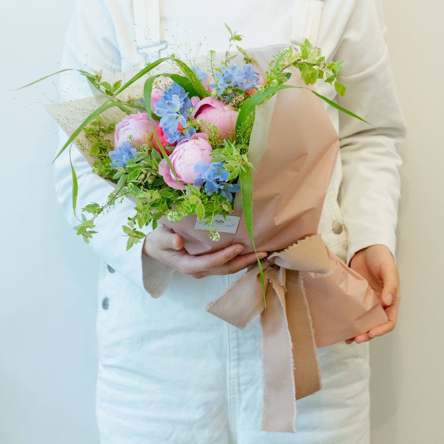 芍薬のギフトをオーダーするならFlower&Plants tette │ 「手から手へ、想いを運ぶフラワーショップ」【板橋駅徒歩4分】【熟練フローリスト夫婦が運営】【最短2営業日で発送】【24時間365日注文OK】【ギフトは3300円〜】フラワーギフトを手から手へ、想いを込めたブーケやアレンジメントで大切な人に感謝と愛情を。シーンや用途に合わせて選びやすい豊富な種