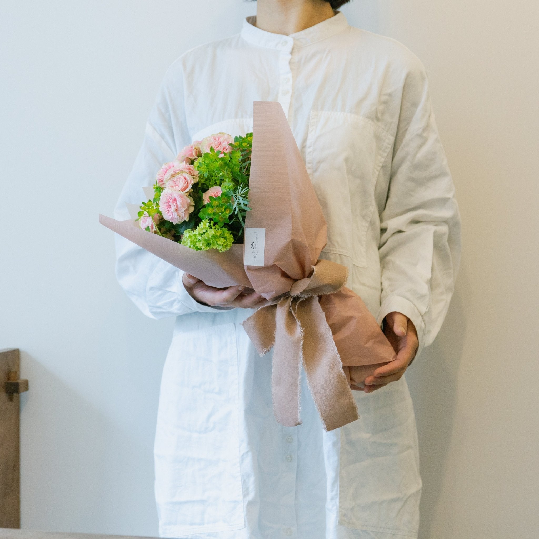 バラのギフトをオーダーするならFlower&Plants tette │ 「手から手へ、想いを運ぶフラワーショップ」【板橋駅徒歩4分】【熟練フローリスト夫婦が運営】【最短2営業日で発送】【24時間365日注文OK】【ギフトは3300円〜】フラワーギフトを手から手へ、想いを込めたブーケやアレンジメントで大切な人に感謝と愛情を。シーンや用途に合わせて選びやすい豊富な種