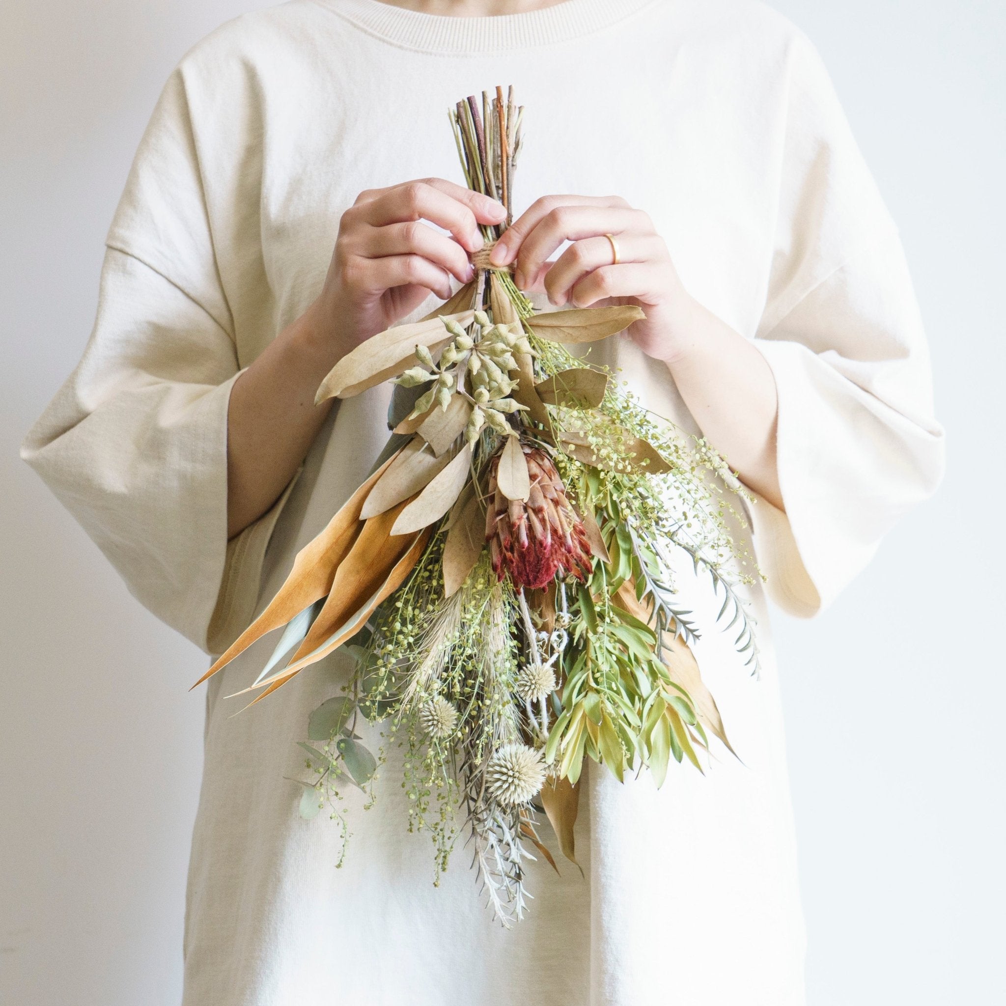 季節のドライフラワー ブーケスワッグをオーダーするならFlower&Plants tette │ 「手から手へ、想いを運ぶフラワーショップ」【板橋駅徒歩4分】【熟練フローリスト夫婦が運営】【最短2営業日で発送】【24時間365日注文OK】【ギフトは3300円〜】フラワーギフトを手から手へ、想いを込めたブーケやアレンジメントで大切な人に感謝と愛情を。シーンや用途に合わせて選びやすい豊富な種