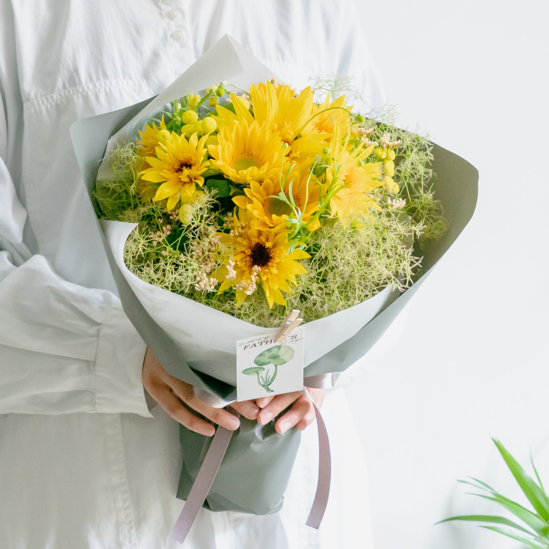 父の日ギフト用ブーケをオーダーするならFlower&Plants tette │ 「手から手へ、想いを運ぶフラワーショップ」【板橋駅徒歩4分】【熟練フローリスト夫婦が運営】【最短2営業日で発送】【24時間365日注文OK】【ギフトは3300円〜】フラワーギフトを手から手へ、想いを込めたブーケやアレンジメントで大切な人に感謝と愛情を。シーンや用途に合わせて選びやすい豊富な種