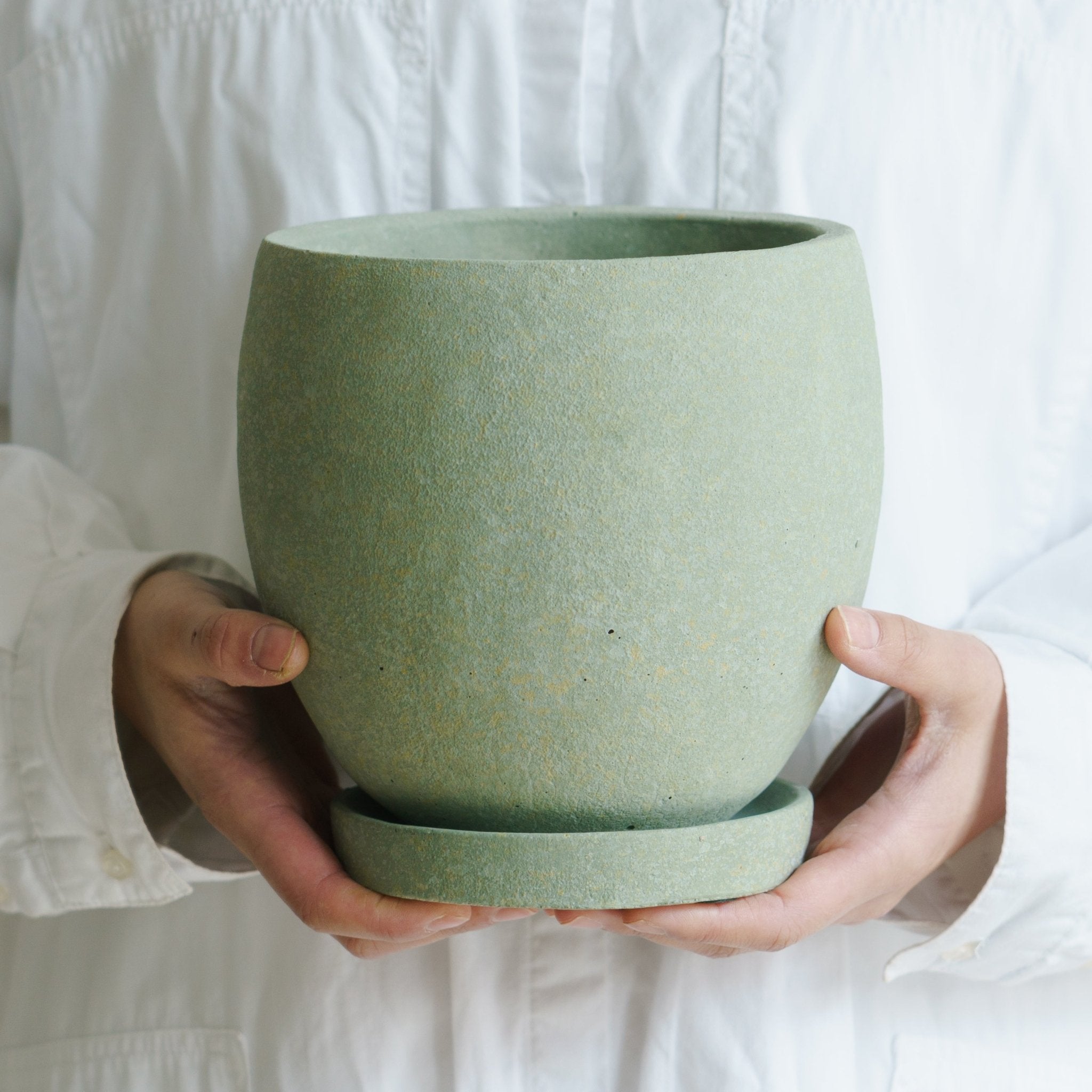 陶器ポット GA002 - 165GRをオーダーするならFlower&Plants tette │ 「手から手へ、想いを運ぶフラワーショップ」【板橋駅徒歩4分】【熟練フローリスト夫婦が運営】【最短2営業日で発送】【24時間365日注文OK】【ギフトは3300円〜】フラワーギフトを手から手へ、想いを込めたブーケやアレンジメントで大切な人に感謝と愛情を。シーンや用途に合わせて選びやすい豊富な種
