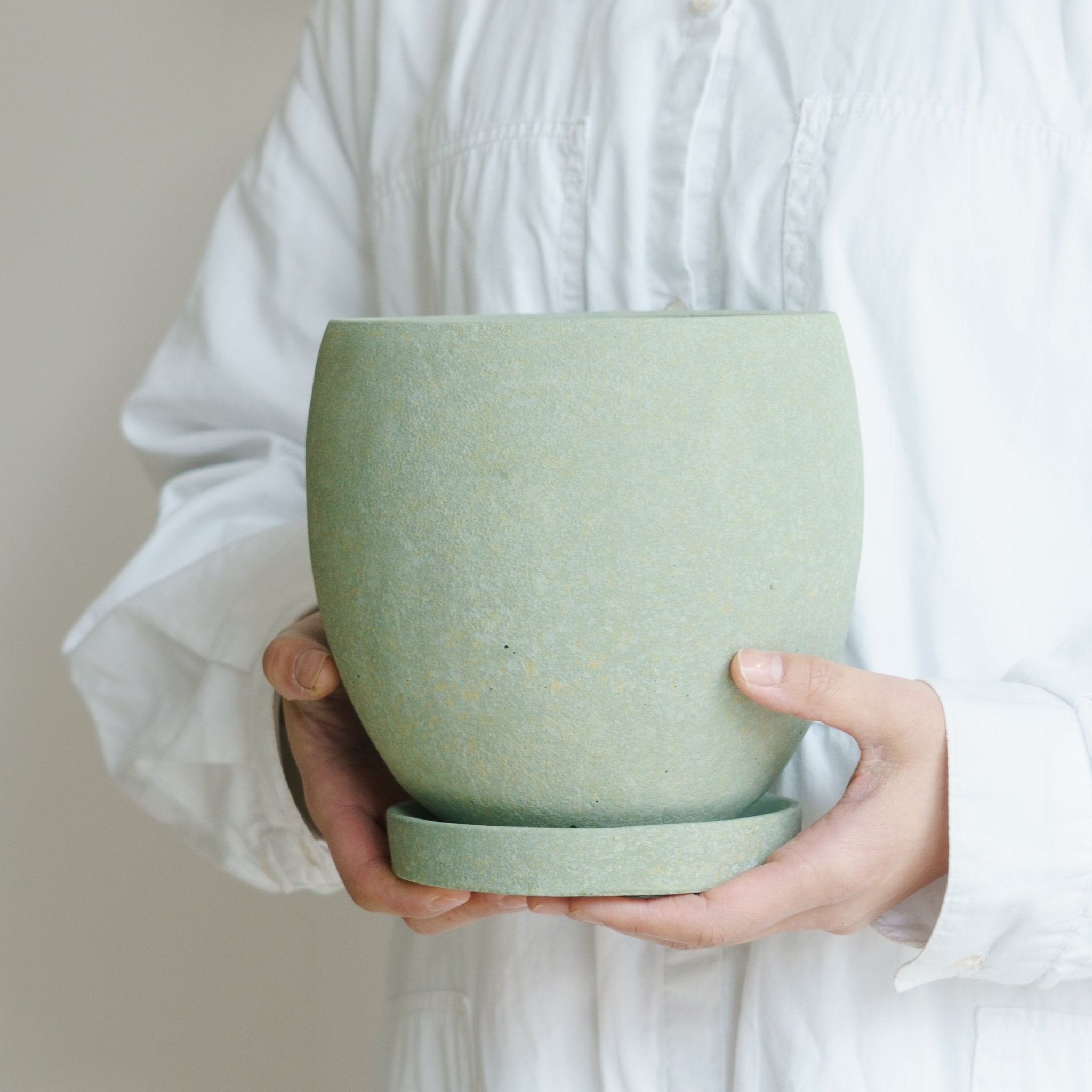 陶器ポット GA002 - 165GRをオーダーするならFlower&Plants tette │ 「手から手へ、想いを運ぶフラワーショップ」【板橋駅徒歩4分】【熟練フローリスト夫婦が運営】【最短2営業日で発送】【24時間365日注文OK】【ギフトは3300円〜】フラワーギフトを手から手へ、想いを込めたブーケやアレンジメントで大切な人に感謝と愛情を。シーンや用途に合わせて選びやすい豊富な種