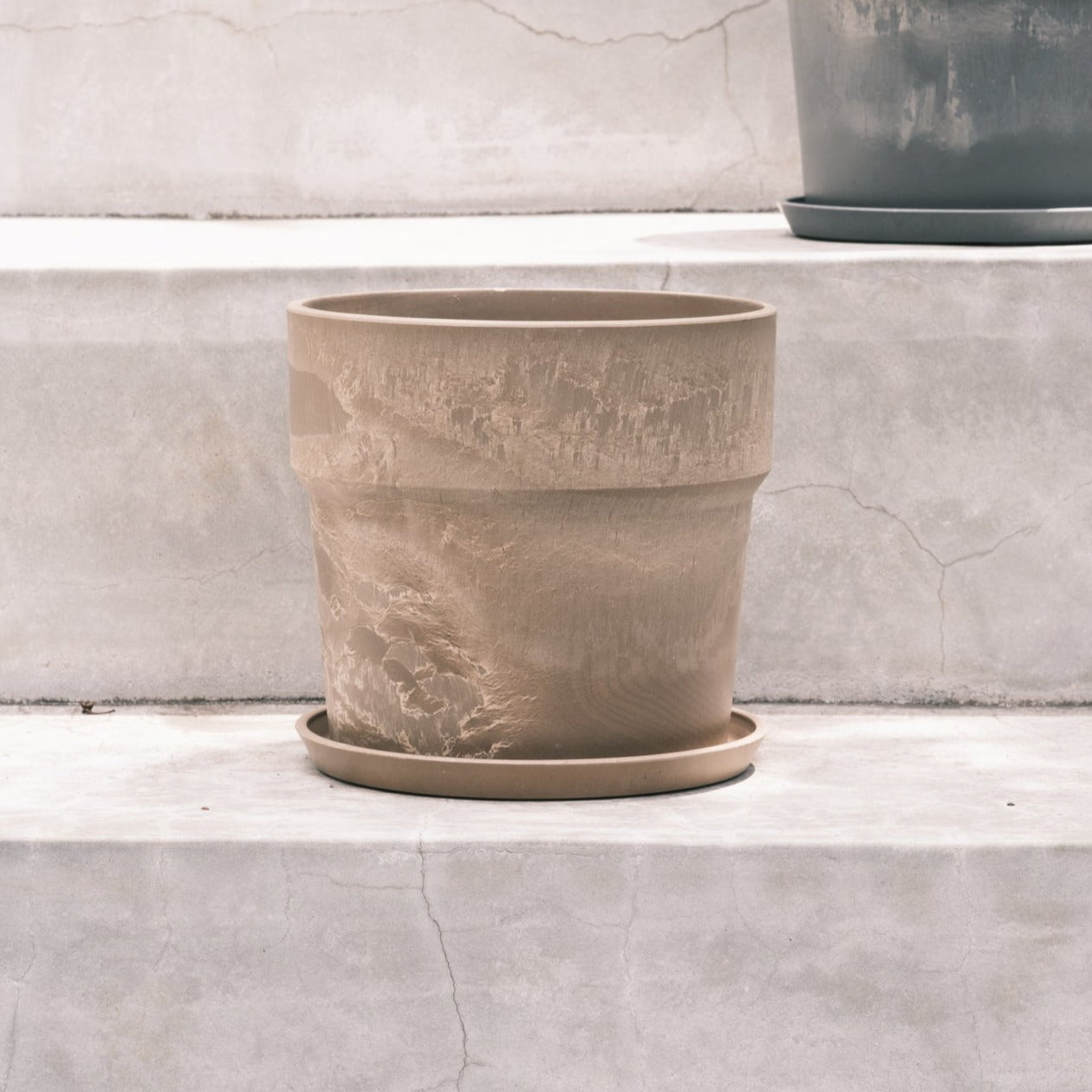 鉢カバー アーバンプランツポット 6号をオーダーするならFlower&Plants tette │ 「手から手へ、想いを運ぶフラワーショップ」【板橋駅徒歩4分】【熟練フローリスト夫婦が運営】【最短2営業日で発送】【24時間365日注文OK】【ギフトは3300円〜】フラワーギフトを手から手へ、想いを込めたブーケやアレンジメントで大切な人に感謝と愛情を。シーンや用途に合わせて選びやすい豊富な種