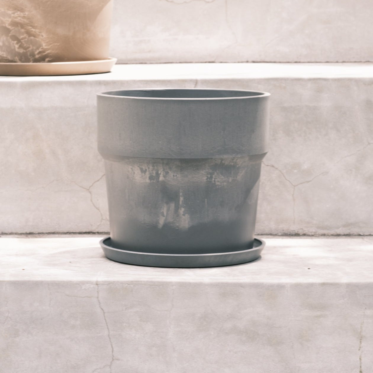 鉢カバー アーバンプランツポット 6号をオーダーするならFlower&Plants tette │ 「手から手へ、想いを運ぶフラワーショップ」【板橋駅徒歩4分】【熟練フローリスト夫婦が運営】【最短2営業日で発送】【24時間365日注文OK】【ギフトは3300円〜】フラワーギフトを手から手へ、想いを込めたブーケやアレンジメントで大切な人に感謝と愛情を。シーンや用途に合わせて選びやすい豊富な種