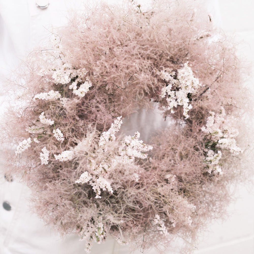 ドライリース スモークツリーをオーダーするならFlower&Plants tette │ 「手から手へ、想いを運ぶフラワーショップ」【板橋駅徒歩4分】【熟練フローリスト夫婦が運営】【最短2営業日で発送】【24時間365日注文OK】【ギフトは3300円〜】フラワーギフトを手から手へ、想いを込めたブーケやアレンジメントで大切な人に感謝と愛情を。シーンや用途に合わせて選びやすい豊富な種