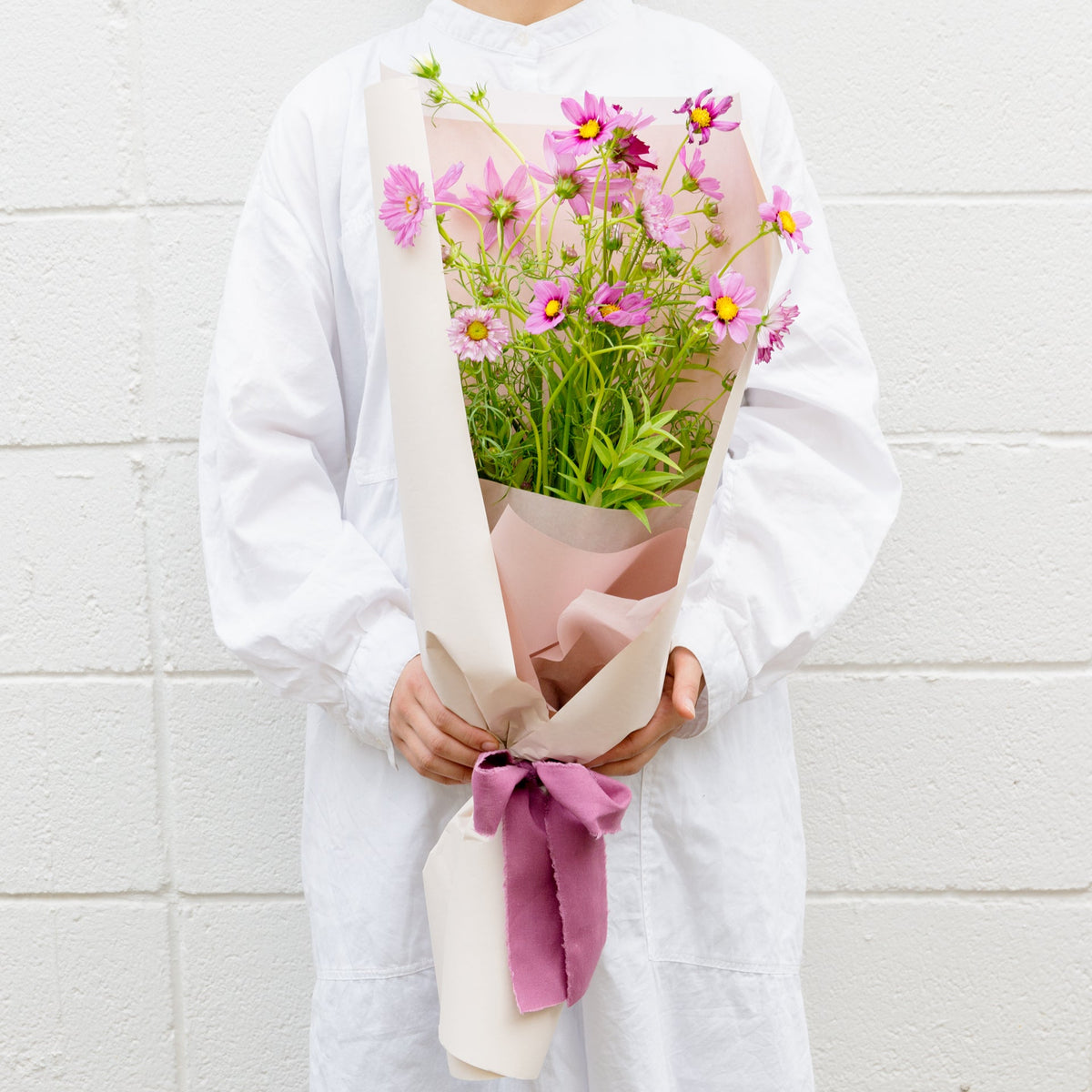 コスモスのギフトをオーダーするならFlower&Plants tette │ 「手から手へ、想いを運ぶフラワーショップ」【板橋駅徒歩4分】【熟練フローリスト夫婦が運営】【最短2営業日で発送】【24時間365日注文OK】【ギフトは3300円〜】フラワーギフトを手から手へ、想いを込めたブーケやアレンジメントで大切な人に感謝と愛情を。シーンや用途に合わせて選びやすい豊富な種