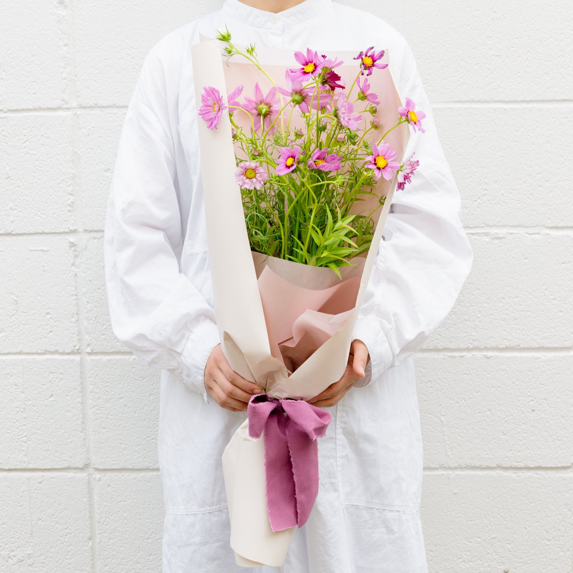 コスモスのギフトをオーダーするならFlower&Plants tette │ 「手から手へ、想いを運ぶフラワーショップ」【板橋駅徒歩4分】【熟練フローリスト夫婦が運営】【最短2営業日で発送】【24時間365日注文OK】【ギフトは3300円〜】フラワーギフトを手から手へ、想いを込めたブーケやアレンジメントで大切な人に感謝と愛情を。シーンや用途に合わせて選びやすい豊富な種