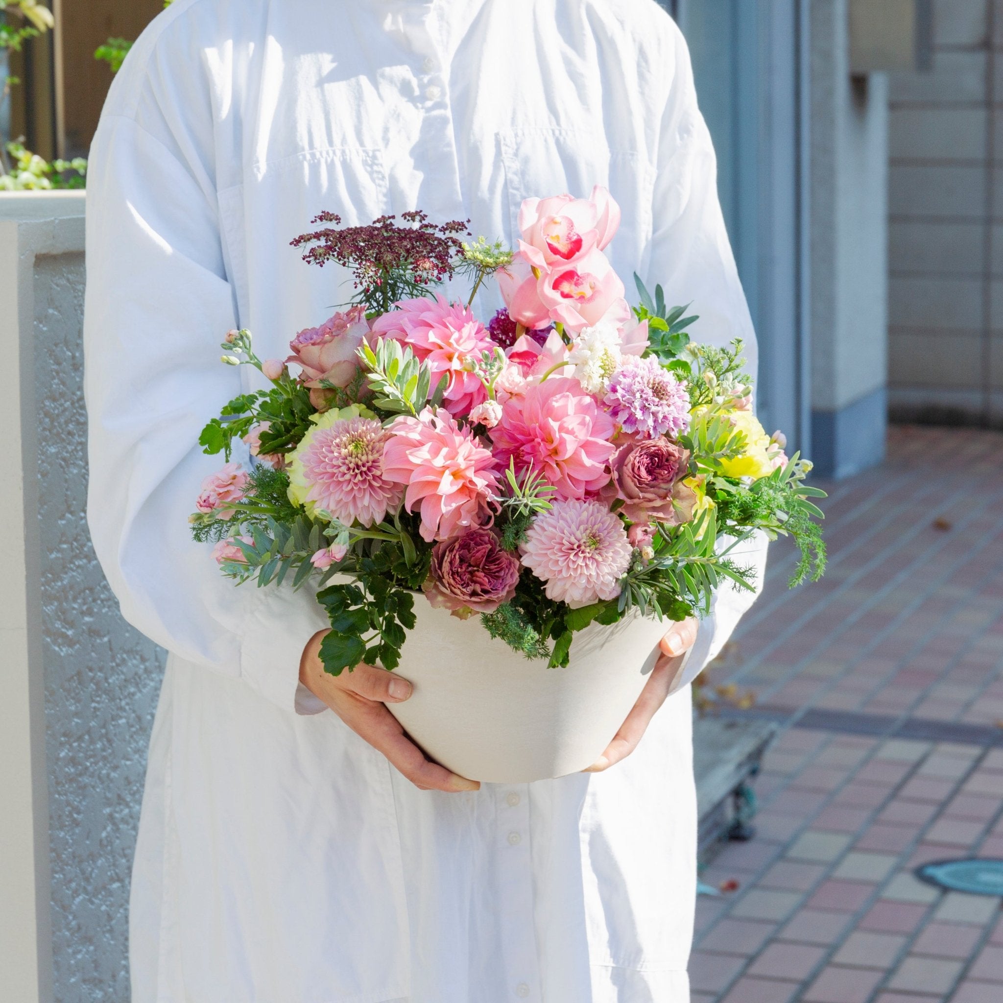 シンビジウムのギフトをオーダーするならFlower&Plants tette │ 「手から手へ、想いを運ぶフラワーショップ」【板橋駅徒歩4分】【熟練フローリスト夫婦が運営】【最短2営業日で発送】【24時間365日注文OK】【ギフトは3300円〜】フラワーギフトを手から手へ、想いを込めたブーケやアレンジメントで大切な人に感謝と愛情を。シーンや用途に合わせて選びやすい豊富な種