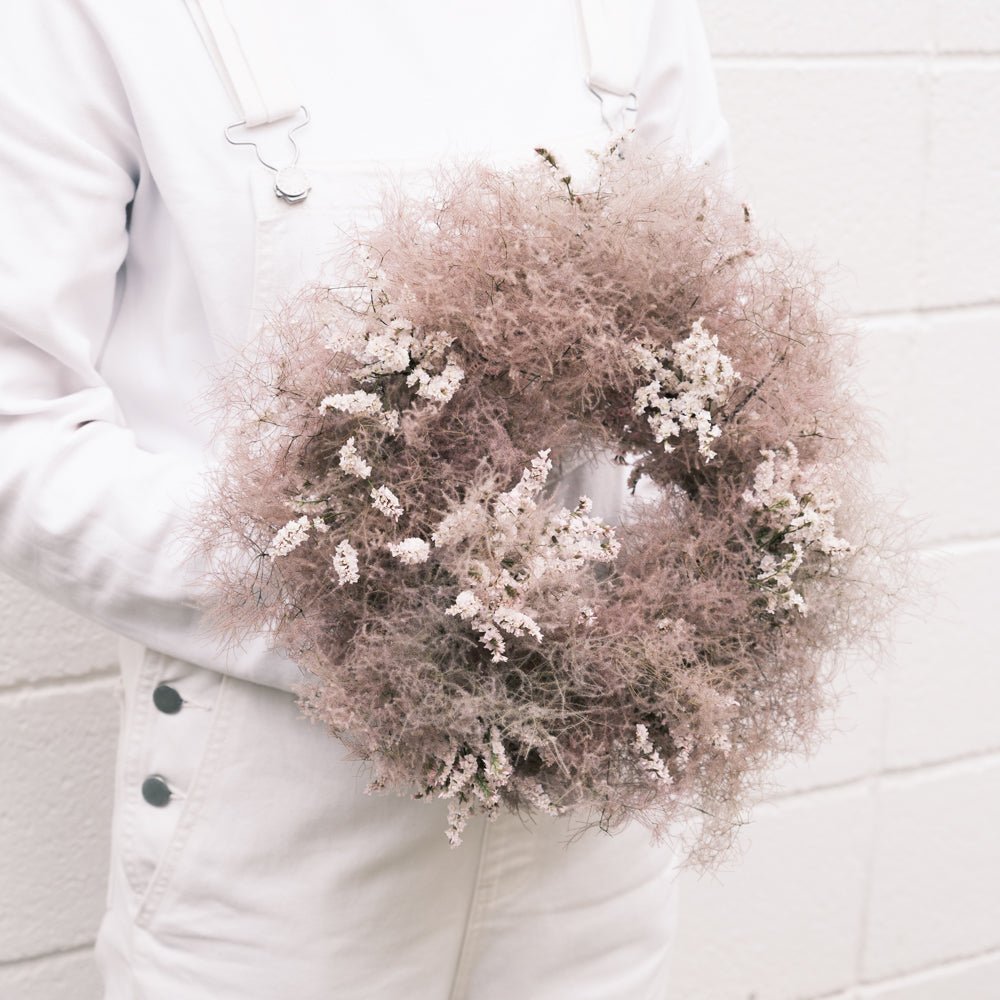 ドライリース スモークツリーをオーダーするならFlower&Plants tette │ 「手から手へ、想いを運ぶフラワーショップ」【板橋駅徒歩4分】【熟練フローリスト夫婦が運営】【最短2営業日で発送】【24時間365日注文OK】【ギフトは3300円〜】フラワーギフトを手から手へ、想いを込めたブーケやアレンジメントで大切な人に感謝と愛情を。シーンや用途に合わせて選びやすい豊富な種