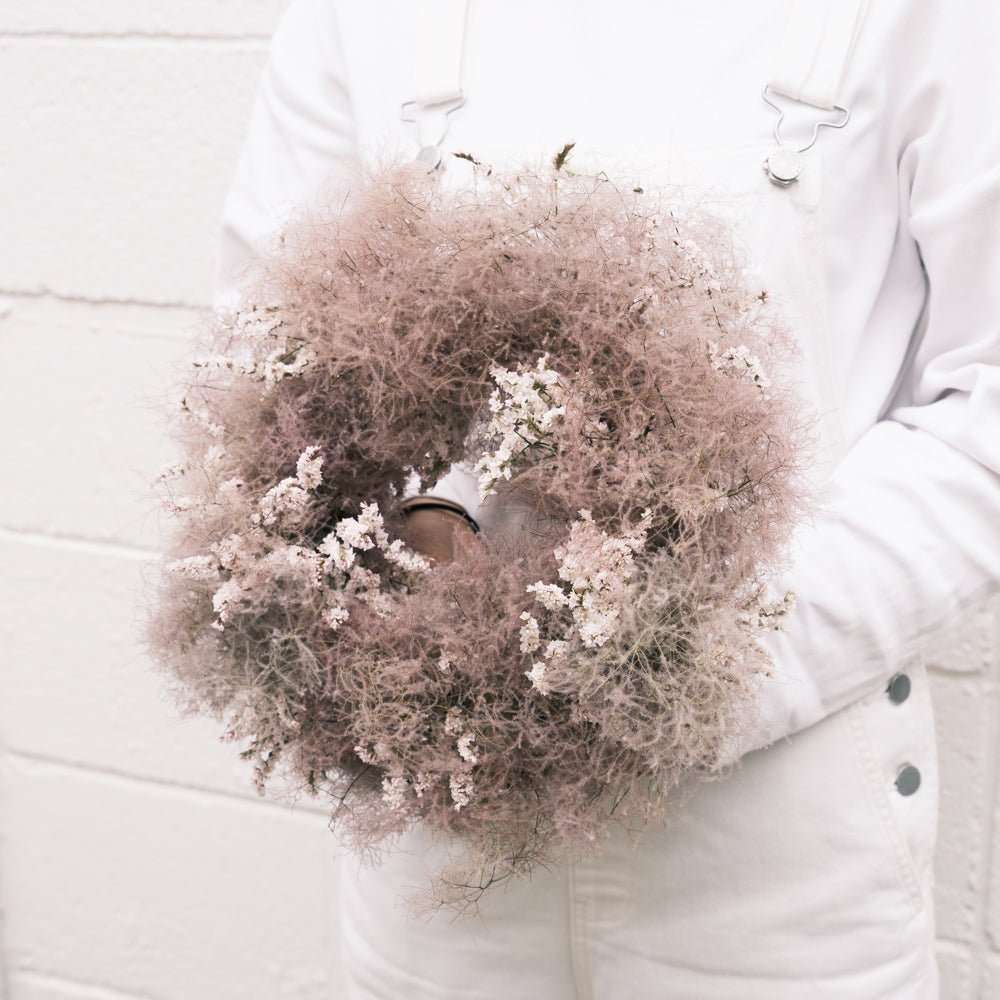 ドライリース スモークツリーをオーダーするならFlower&Plants tette │ 「手から手へ、想いを運ぶフラワーショップ」【板橋駅徒歩4分】【熟練フローリスト夫婦が運営】【最短2営業日で発送】【24時間365日注文OK】【ギフトは3300円〜】フラワーギフトを手から手へ、想いを込めたブーケやアレンジメントで大切な人に感謝と愛情を。シーンや用途に合わせて選びやすい豊富な種