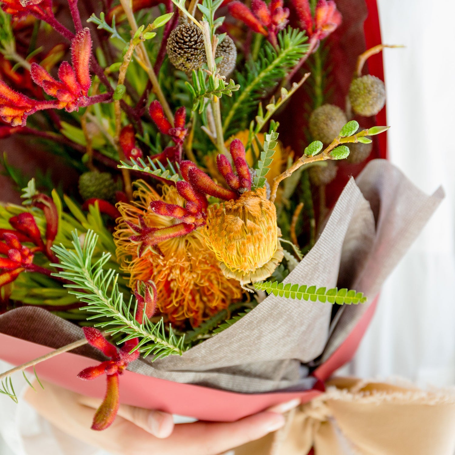 カンガルーポーのギフトをオーダーするならFlower&Plants tette │ 「手から手へ、想いを運ぶフラワーショップ」【板橋駅徒歩4分】【熟練フローリスト夫婦が運営】【最短2営業日で発送】【24時間365日注文OK】【ギフトは3300円〜】フラワーギフトを手から手へ、想いを込めたブーケやアレンジメントで大切な人に感謝と愛情を。シーンや用途に合わせて選びやすい豊富な種