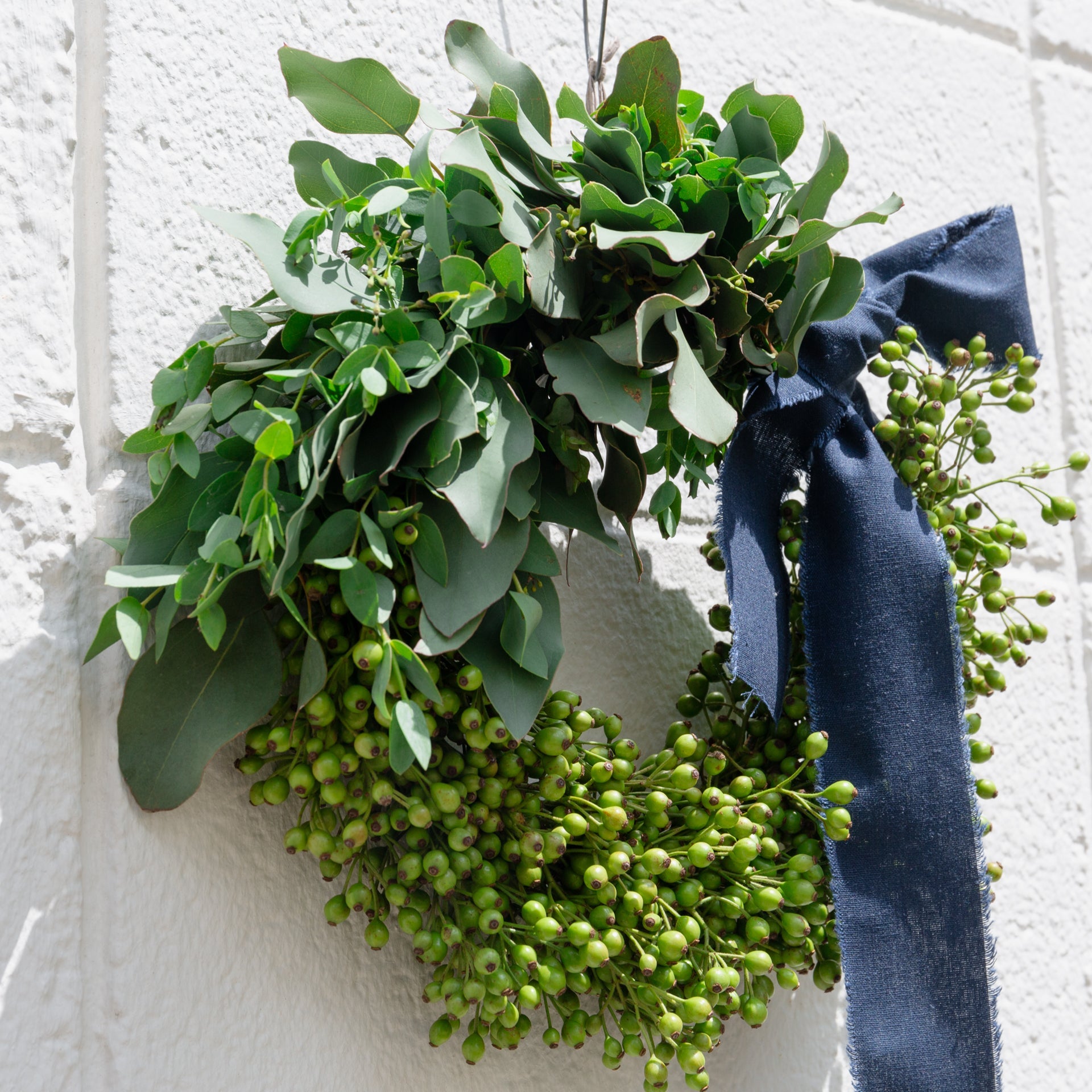 野ばらの実とユーカリのリースをオーダーするならFlower&Plants tette │ 「手から手へ、想いを運ぶフラワーショップ」【板橋駅徒歩4分】【熟練フローリスト夫婦が運営】【最短2営業日で発送】【24時間365日注文OK】【ギフトは3300円〜】フラワーギフトを手から手へ、想いを込めたブーケやアレンジメントで大切な人に感謝と愛情を。シーンや用途に合わせて選びやすい豊富な種