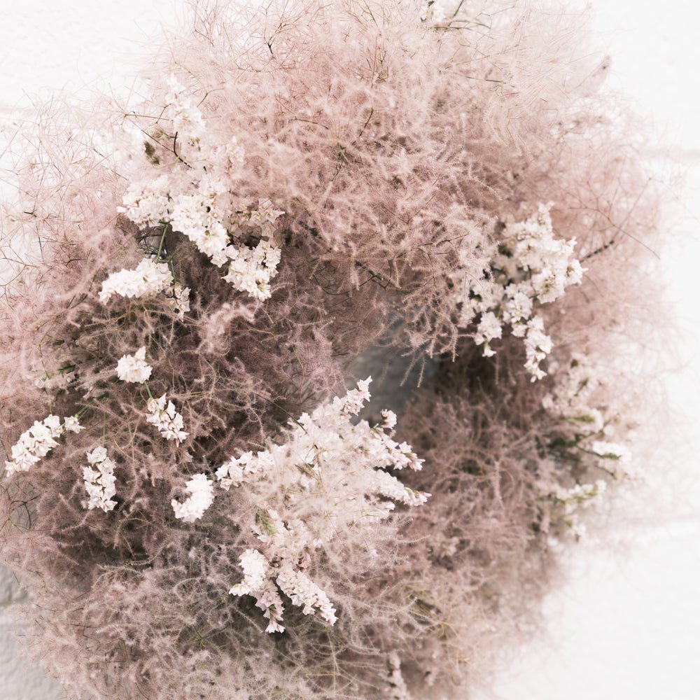 ドライリース スモークツリーをオーダーするならFlower&Plants tette │ 「手から手へ、想いを運ぶフラワーショップ」【板橋駅徒歩4分】【熟練フローリスト夫婦が運営】【最短2営業日で発送】【24時間365日注文OK】【ギフトは3300円〜】フラワーギフトを手から手へ、想いを込めたブーケやアレンジメントで大切な人に感謝と愛情を。シーンや用途に合わせて選びやすい豊富な種