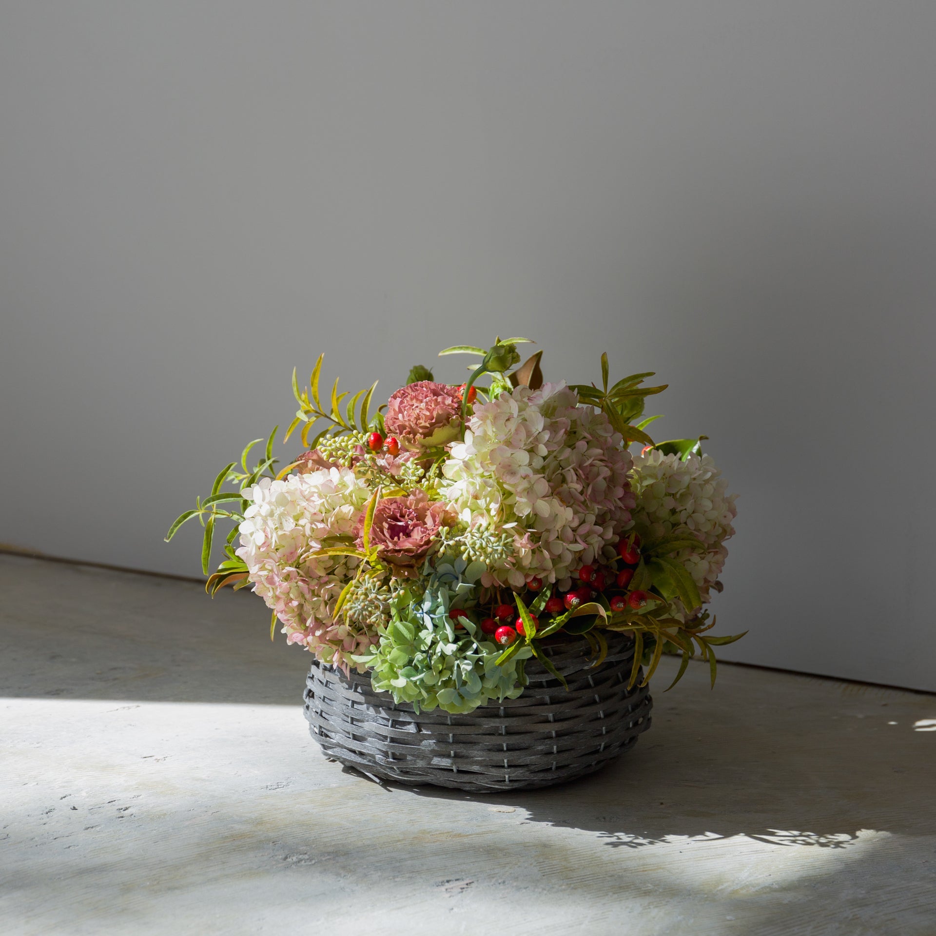 秋色アジサイのギフトをオーダーするならFlower&Plants tette │ 「手から手へ、想いを運ぶフラワーショップ」【板橋駅徒歩4分】【熟練フローリスト夫婦が運営】【最短2営業日で発送】【24時間365日注文OK】【ギフトは3300円〜】フラワーギフトを手から手へ、想いを込めたブーケやアレンジメントで大切な人に感謝と愛情を。シーンや用途に合わせて選びやすい豊富な種