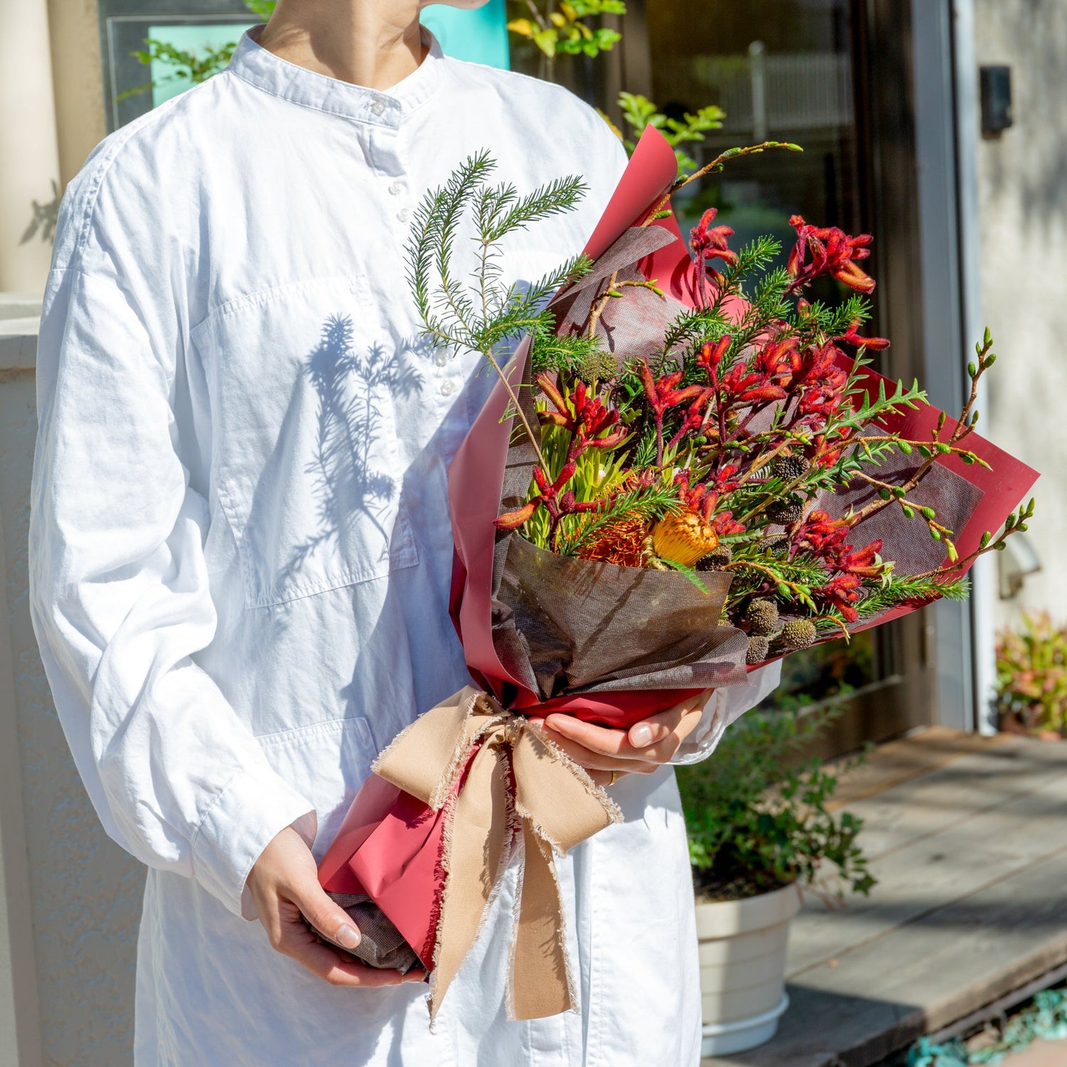 カンガルーポーのギフトをオーダーするならFlower&Plants tette │ 「手から手へ、想いを運ぶフラワーショップ」【板橋駅徒歩4分】【熟練フローリスト夫婦が運営】【最短2営業日で発送】【24時間365日注文OK】【ギフトは3300円〜】フラワーギフトを手から手へ、想いを込めたブーケやアレンジメントで大切な人に感謝と愛情を。シーンや用途に合わせて選びやすい豊富な種