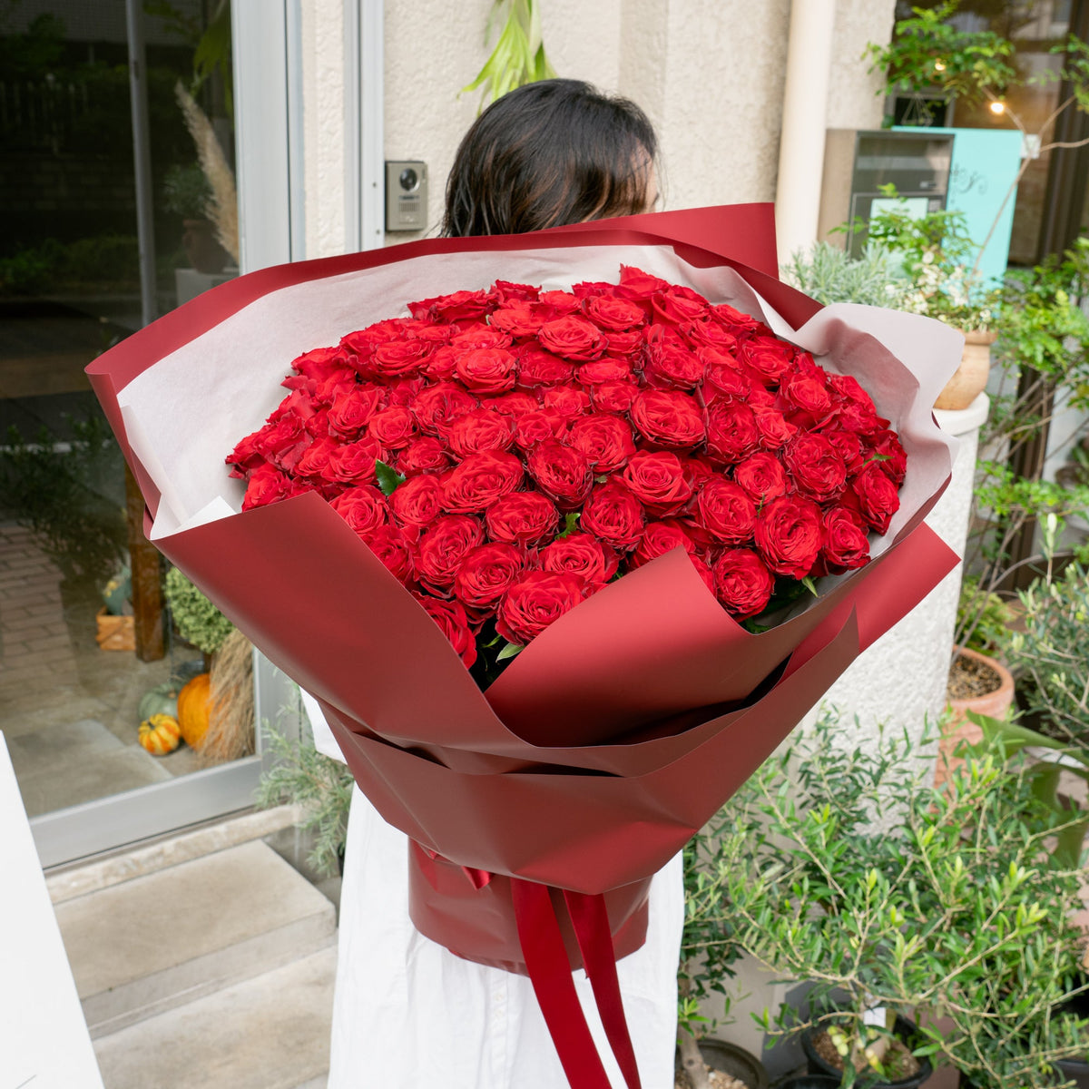 赤バラブーケ 108本をオーダーするならFlower&amp;Plants tette │ 「手から手へ、想いを運ぶフラワーショップ」【板橋駅徒歩4分】【熟練フローリスト夫婦が運営】【最短2営業日で発送】【24時間365日注文OK】【ギフトは3300円〜】フラワーギフトを手から手へ、想いを込めたブーケやアレンジメントで大切な人に感謝と愛情を。シーンや用途に合わせて選びやすい豊富な種