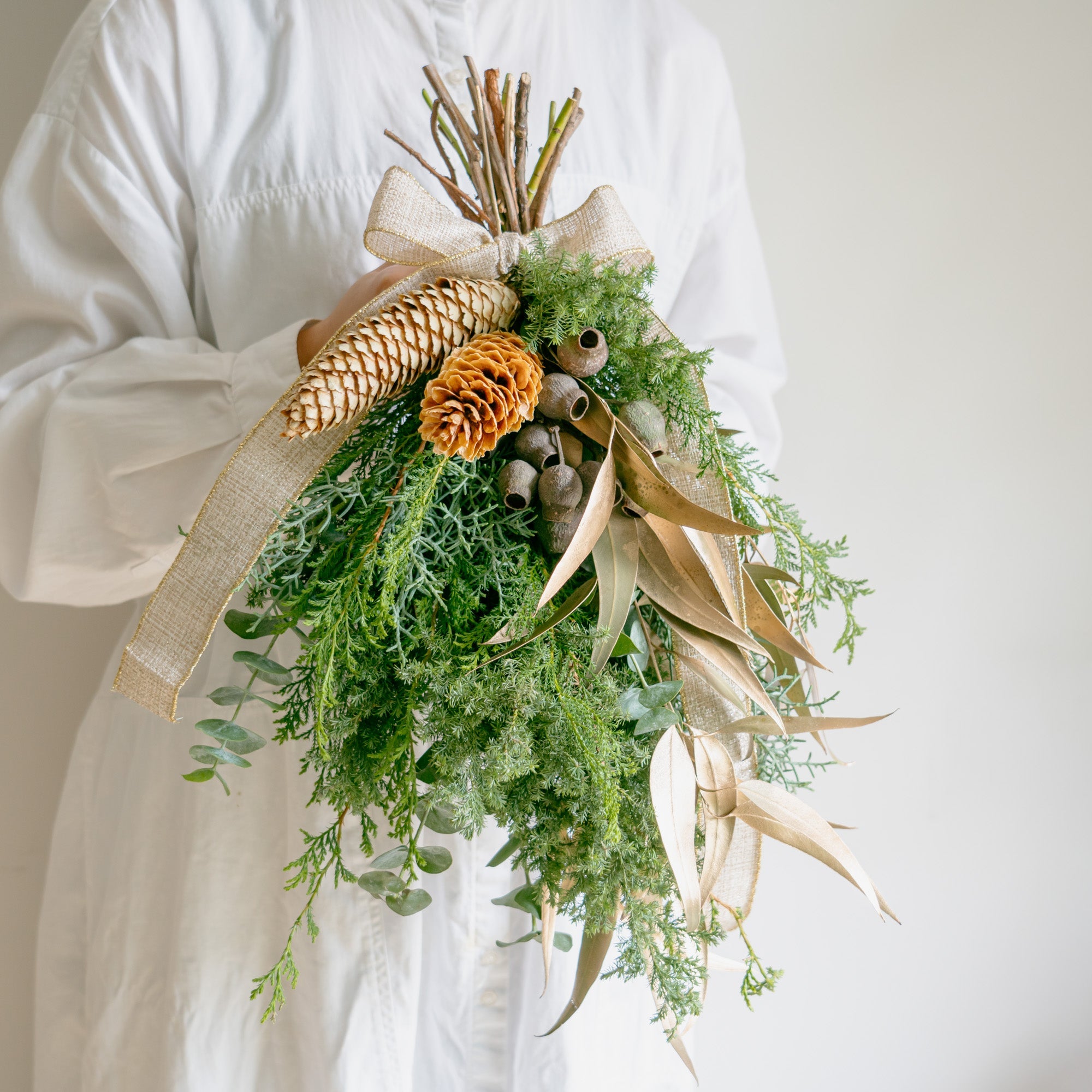 クリスマススワッグ2024をオーダーするならFlower&amp;Plants tette │ 「手から手へ、想いを運ぶフラワーショップ」【板橋駅徒歩4分】【熟練フローリスト夫婦が運営】【最短2営業日で発送】【24時間365日注文OK】【ギフトは3300円〜】フラワーギフトを手から手へ、想いを込めたブーケやアレンジメントで大切な人に感謝と愛情を。シーンや用途に合わせて選びやすい豊富な種
