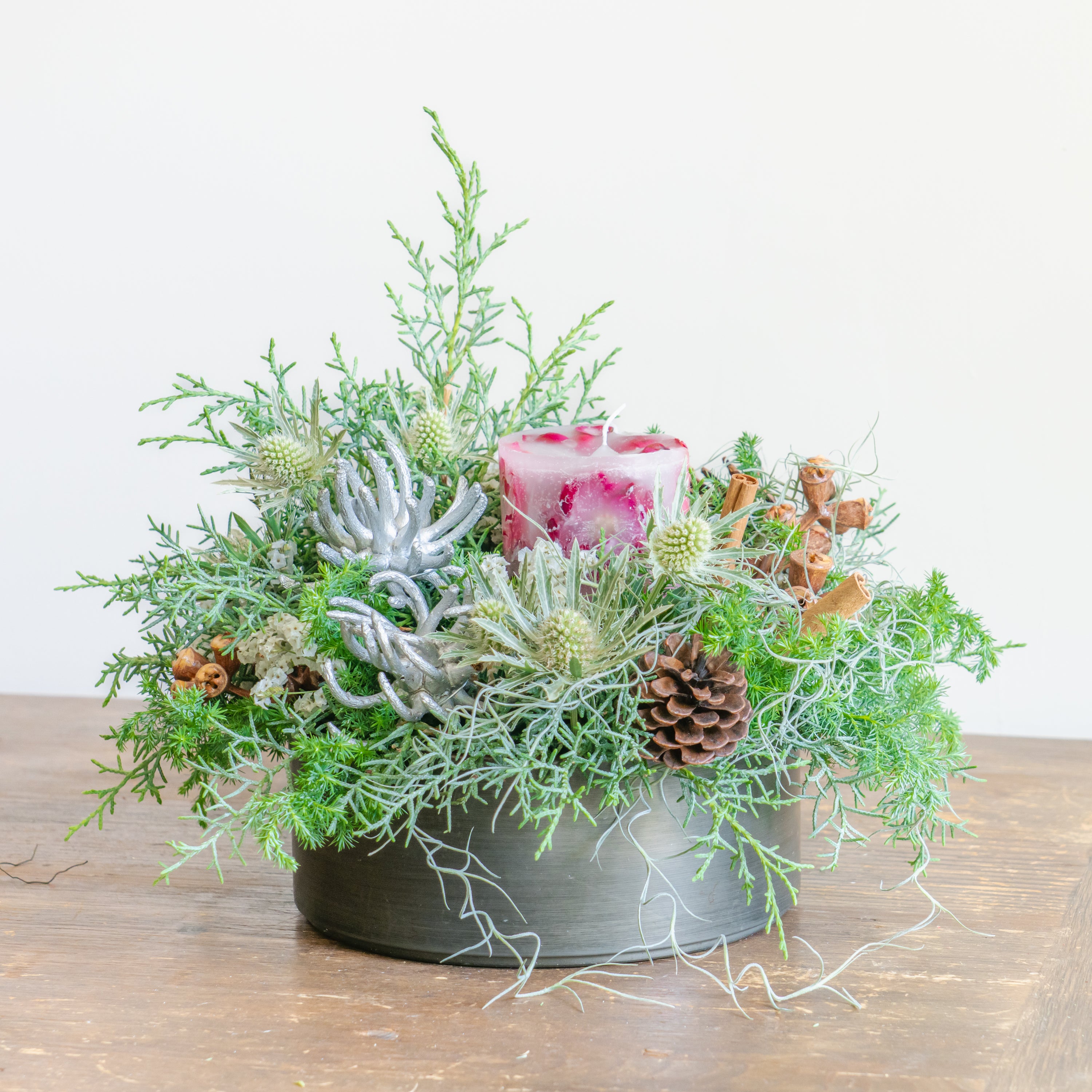 クリスマスキャンドルアレンジメント2025ならFlower&Plants tette