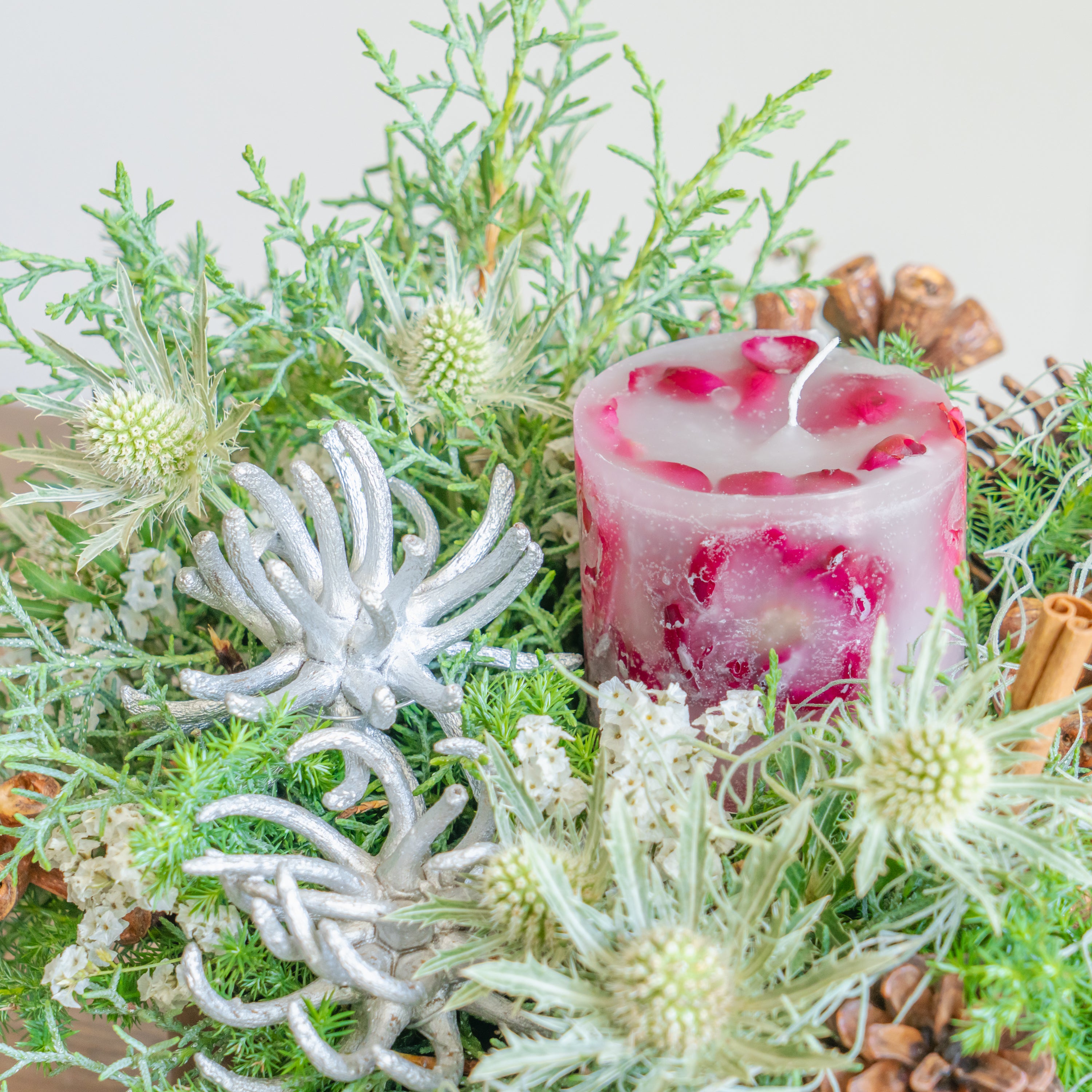 クリスマスキャンドルアレンジメント2025ならFlower&Plants tette