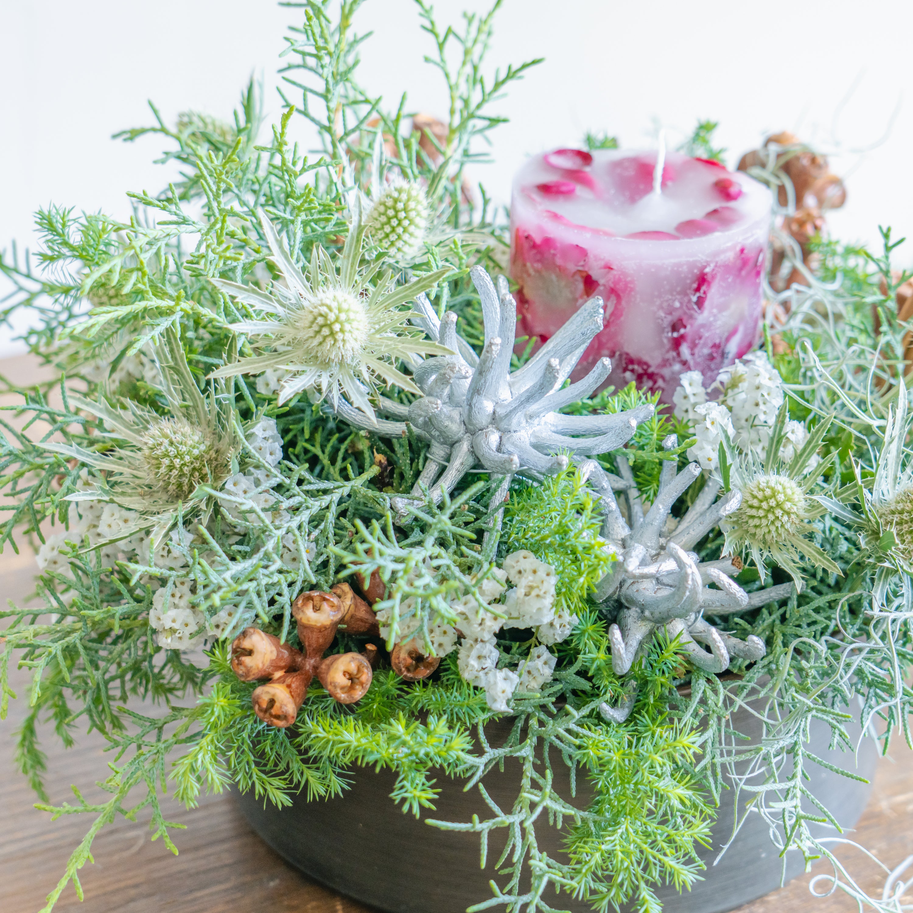 クリスマスキャンドルアレンジメント2025ならFlower&Plants tette