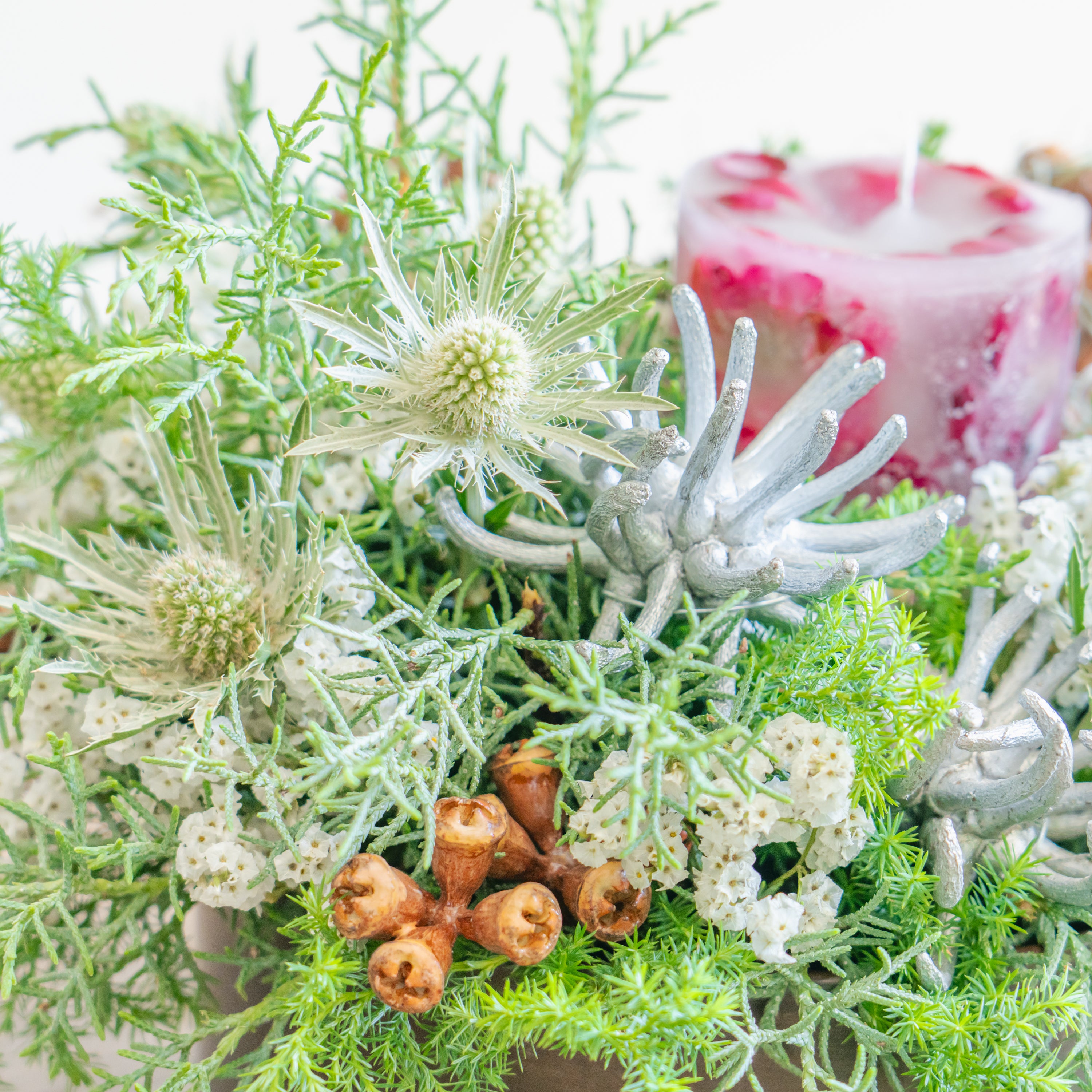 クリスマスキャンドルアレンジメント2025ならFlower&Plants tette