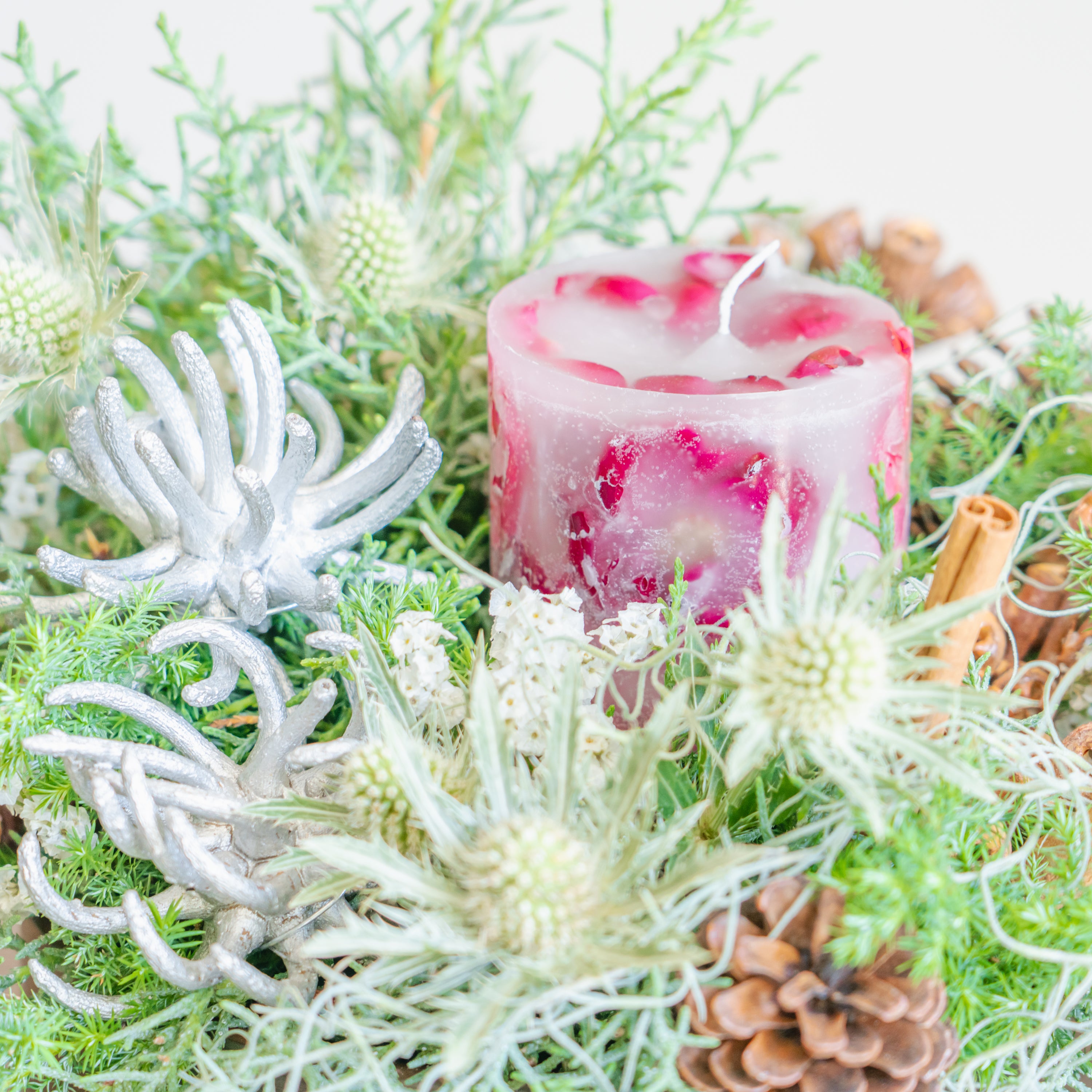 クリスマスキャンドルアレンジメント2025ならFlower&Plants tette