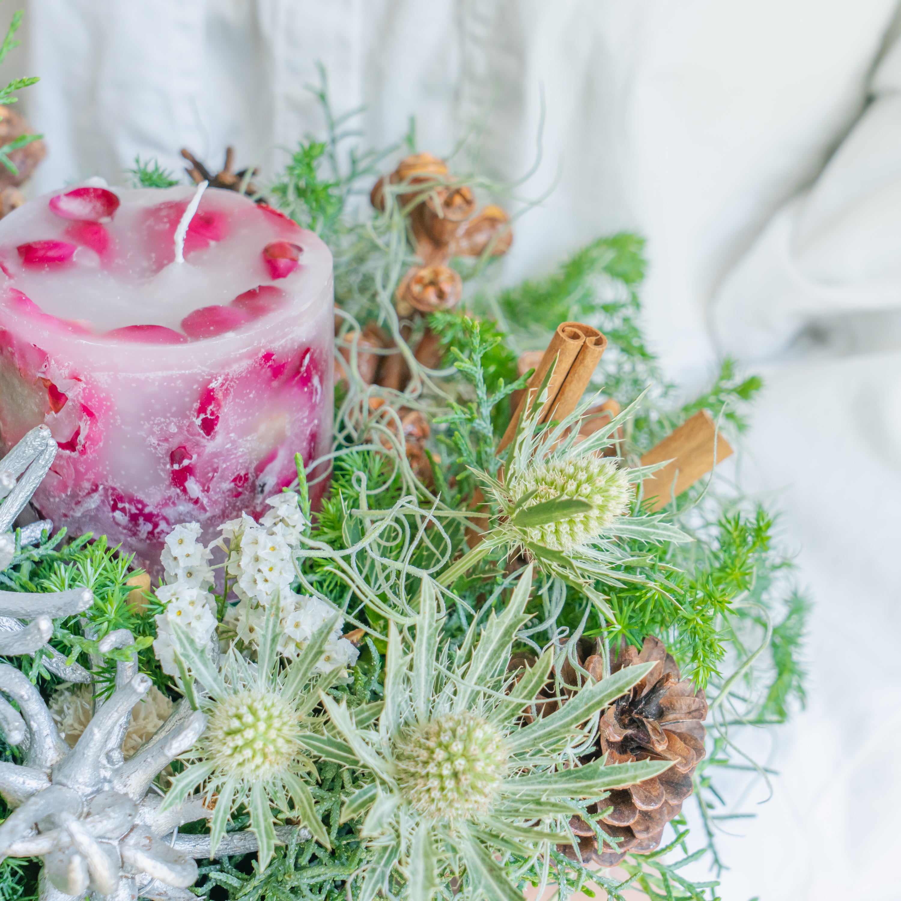 クリスマスキャンドルアレンジメント2025ならFlower&Plants tette