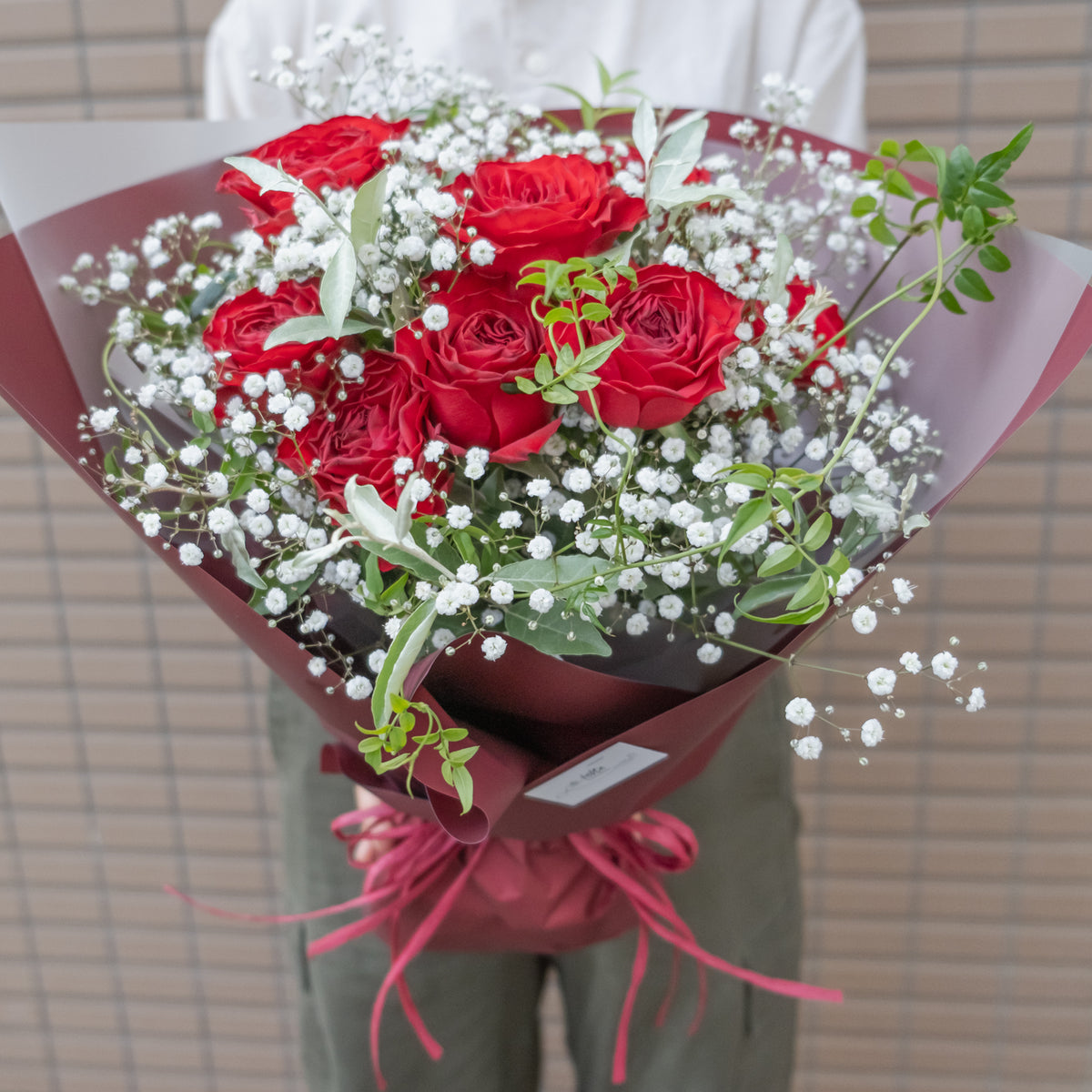 赤バラ12本とかすみ草とグリーンのブーケ