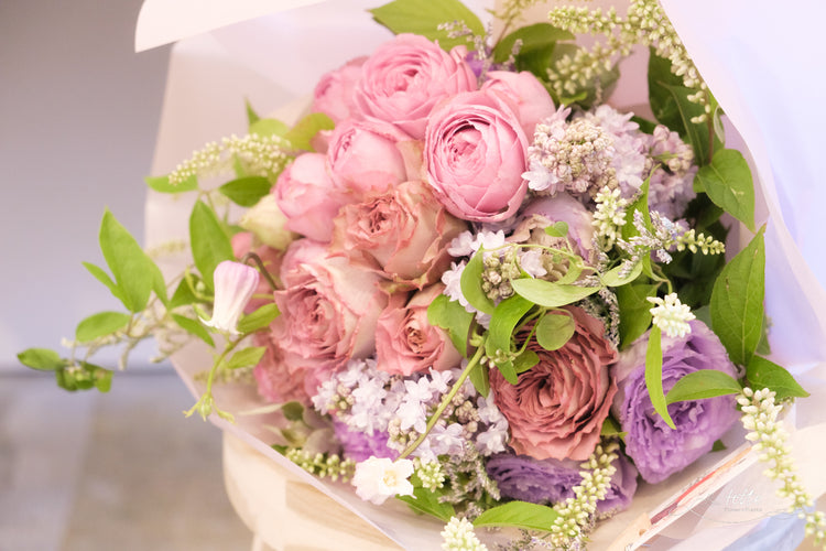 プロポーズにはバラ12本の花束を⁈【2025最新版】意味・通販・選び方解説! 花通販Happyガイド | プロポーズにはバラ12本の花束を⁈【2025最新版】意味・通販・選び方解説!
