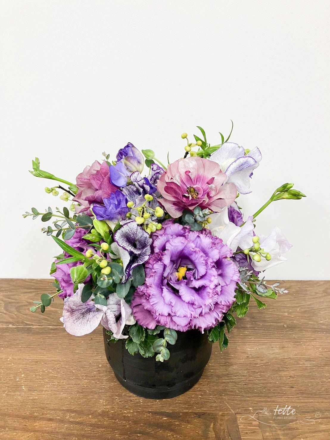 ラウンドアレンジメント パープル系をオーダーするならFlower&amp;Plants tette │ 「手から手へ、想いを運ぶフラワーショップ」【板橋駅徒歩4分】【熟練フローリスト夫婦が運営】【最短2営業日で発送】【24時間365日注文OK】【ギフトは3300円〜】フラワーギフトを手から手へ、想いを込めたブーケやアレンジメントで大切な人に感謝と愛情を。シーンや用途に合わせて選びやすい豊富な種