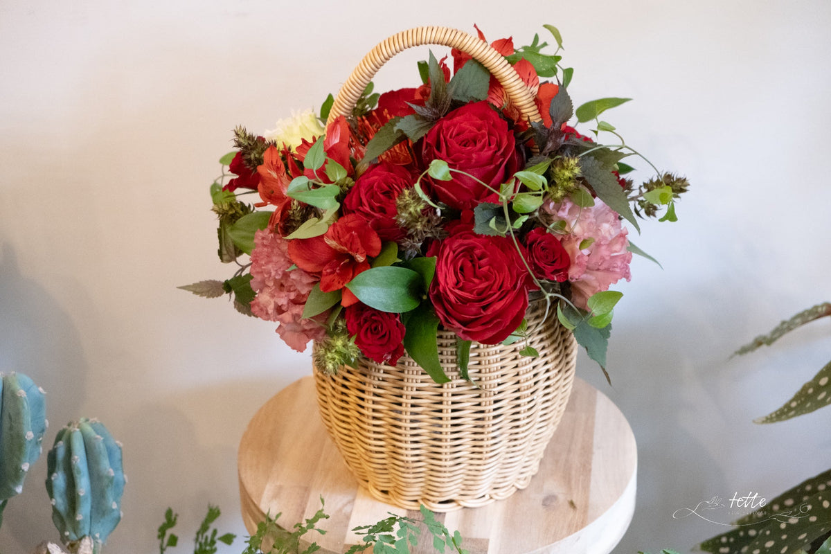 ラウンドアレンジメント　赤系をオーダーするならFlower&amp;Plants tette │ 「手から手へ、想いを運ぶフラワーショップ」【板橋駅徒歩4分】【熟練フローリスト夫婦が運営】【最短2営業日で発送】【24時間365日注文OK】【ギフトは3300円〜】フラワーギフトを手から手へ、想いを込めたブーケやアレンジメントで大切な人に感謝と愛情を。シーンや用途に合わせて選びやすい豊富な種