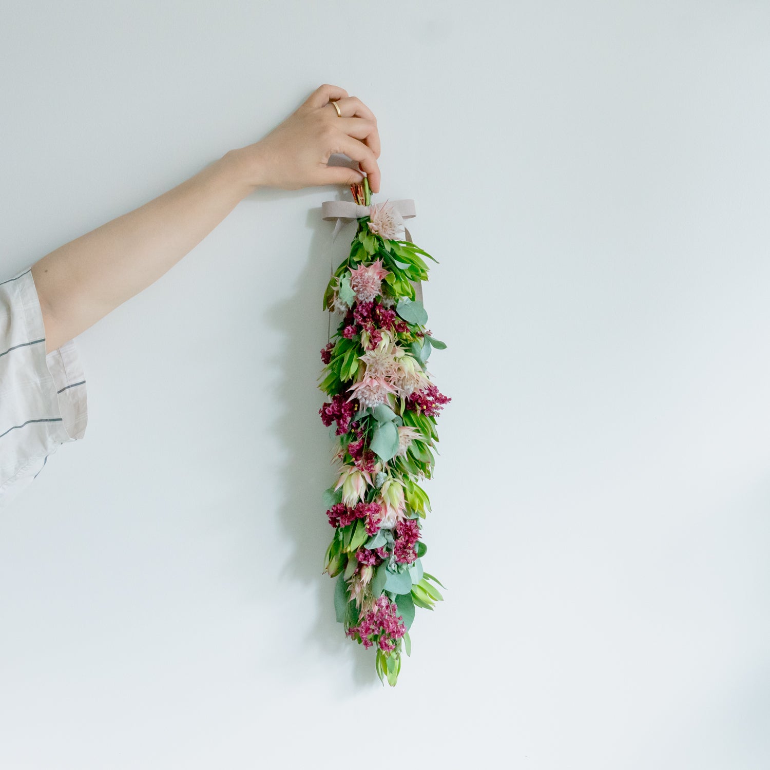 季節のおまかせガーランドをオーダーするならFlower&amp;Plants tette │ 「手から手へ、想いを運ぶフラワーショップ」【板橋駅徒歩4分】【熟練フローリスト夫婦が運営】【最短2営業日で発送】【24時間365日注文OK】【ギフトは3300円〜】フラワーギフトを手から手へ、想いを込めたブーケやアレンジメントで大切な人に感謝と愛情を。シーンや用途に合わせて選びやすい豊富な種