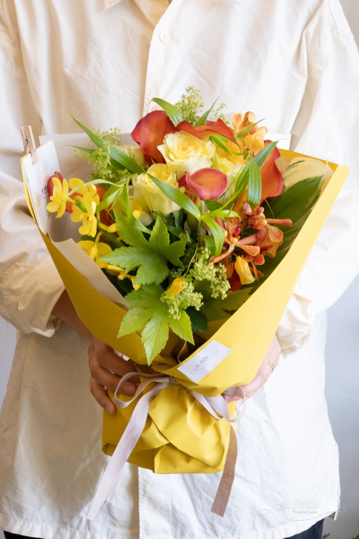ブーケ 黄色・オレンジ系をオーダーするならFlower&amp;Plants tette │ 「手から手へ、想いを運ぶフラワーショップ」【板橋駅徒歩4分】【熟練フローリスト夫婦が運営】【最短2営業日で発送】【24時間365日注文OK】【ギフトは3300円〜】フラワーギフトを手から手へ、想いを込めたブーケやアレンジメントで大切な人に感謝と愛情を。シーンや用途に合わせて選びやすい豊富な種