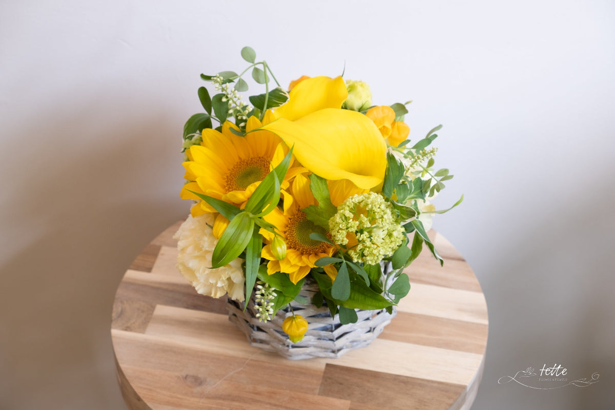 ラウンドアレンジメント イエロー系をオーダーするならFlower&amp;Plants tette │ 「手から手へ、想いを運ぶフラワーショップ」【板橋駅徒歩4分】【熟練フローリスト夫婦が運営】【最短2営業日で発送】【24時間365日注文OK】【ギフトは3300円〜】フラワーギフトを手から手へ、想いを込めたブーケやアレンジメントで大切な人に感謝と愛情を。シーンや用途に合わせて選びやすい豊富な種