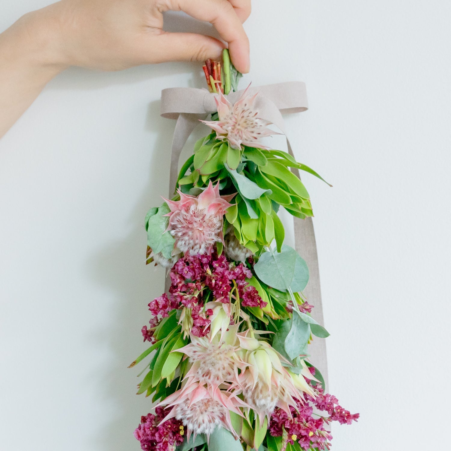 季節のおまかせガーランドをオーダーするならFlower&amp;Plants tette │ 「手から手へ、想いを運ぶフラワーショップ」【板橋駅徒歩4分】【熟練フローリスト夫婦が運営】【最短2営業日で発送】【24時間365日注文OK】【ギフトは3300円〜】フラワーギフトを手から手へ、想いを込めたブーケやアレンジメントで大切な人に感謝と愛情を。シーンや用途に合わせて選びやすい豊富な種