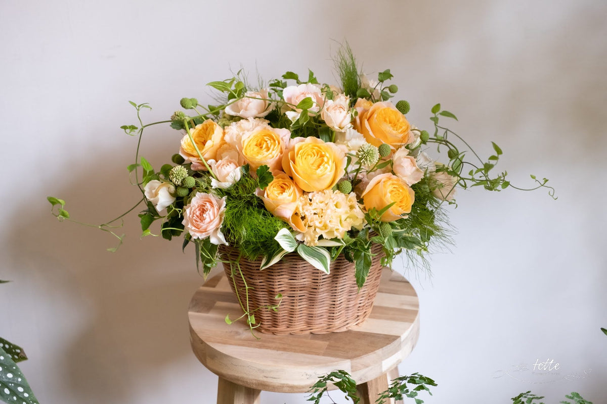 ラウンドアレンジメント オレンジ系をオーダーするならFlower&amp;Plants tette │ 「手から手へ、想いを運ぶフラワーショップ」【板橋駅徒歩4分】【熟練フローリスト夫婦が運営】【最短2営業日で発送】【24時間365日注文OK】【ギフトは3300円〜】フラワーギフトを手から手へ、想いを込めたブーケやアレンジメントで大切な人に感謝と愛情を。シーンや用途に合わせて選びやすい豊富な種