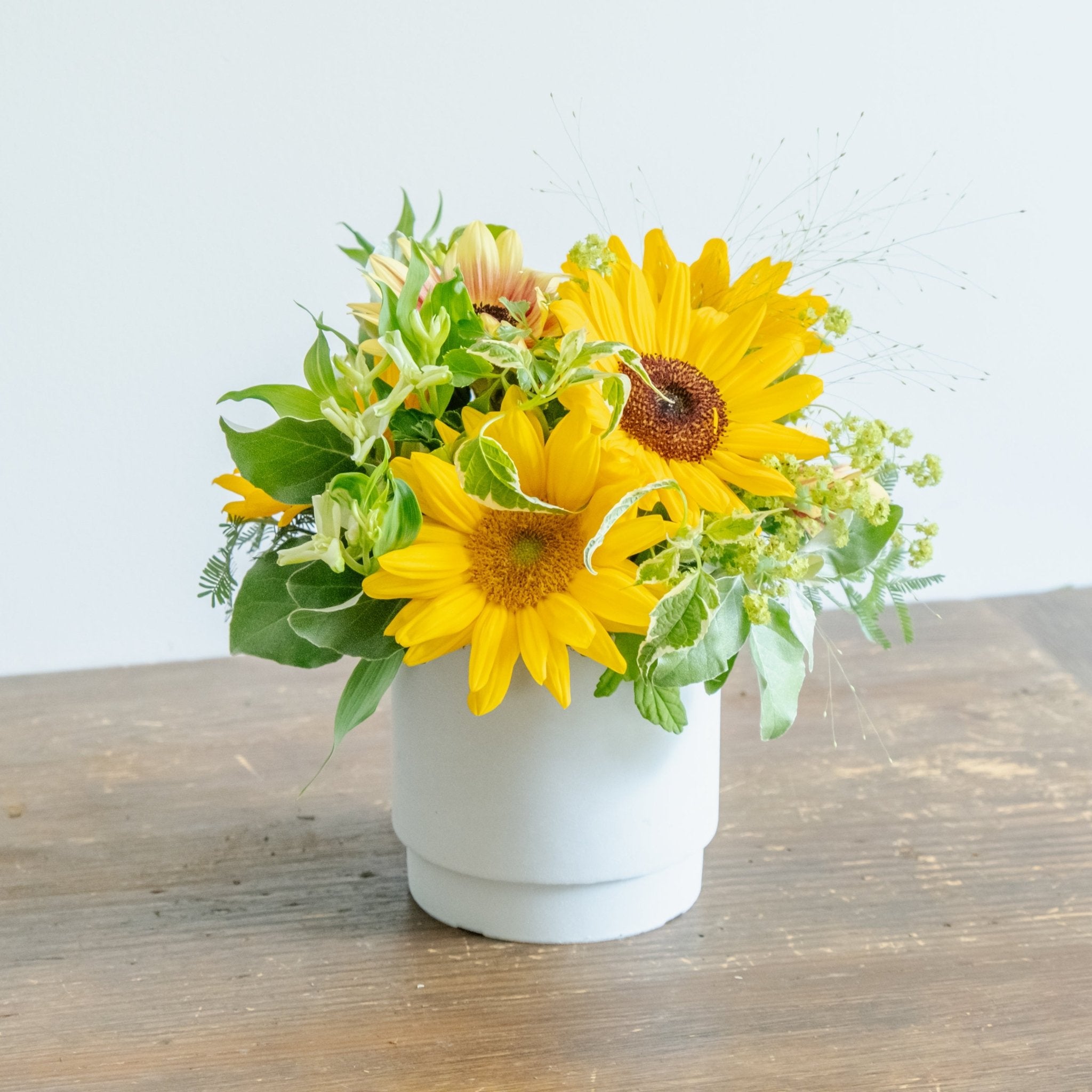 ひまわりのギフトをオーダーするならFlower&amp;Plants tette │ 「手から手へ、想いを運ぶフラワーショップ」【板橋駅徒歩4分】【熟練フローリスト夫婦が運営】【最短2営業日で発送】【24時間365日注文OK】【ギフトは3300円〜】フラワーギフトを手から手へ、想いを込めたブーケやアレンジメントで大切な人に感謝と愛情を。シーンや用途に合わせて選びやすい豊富な種