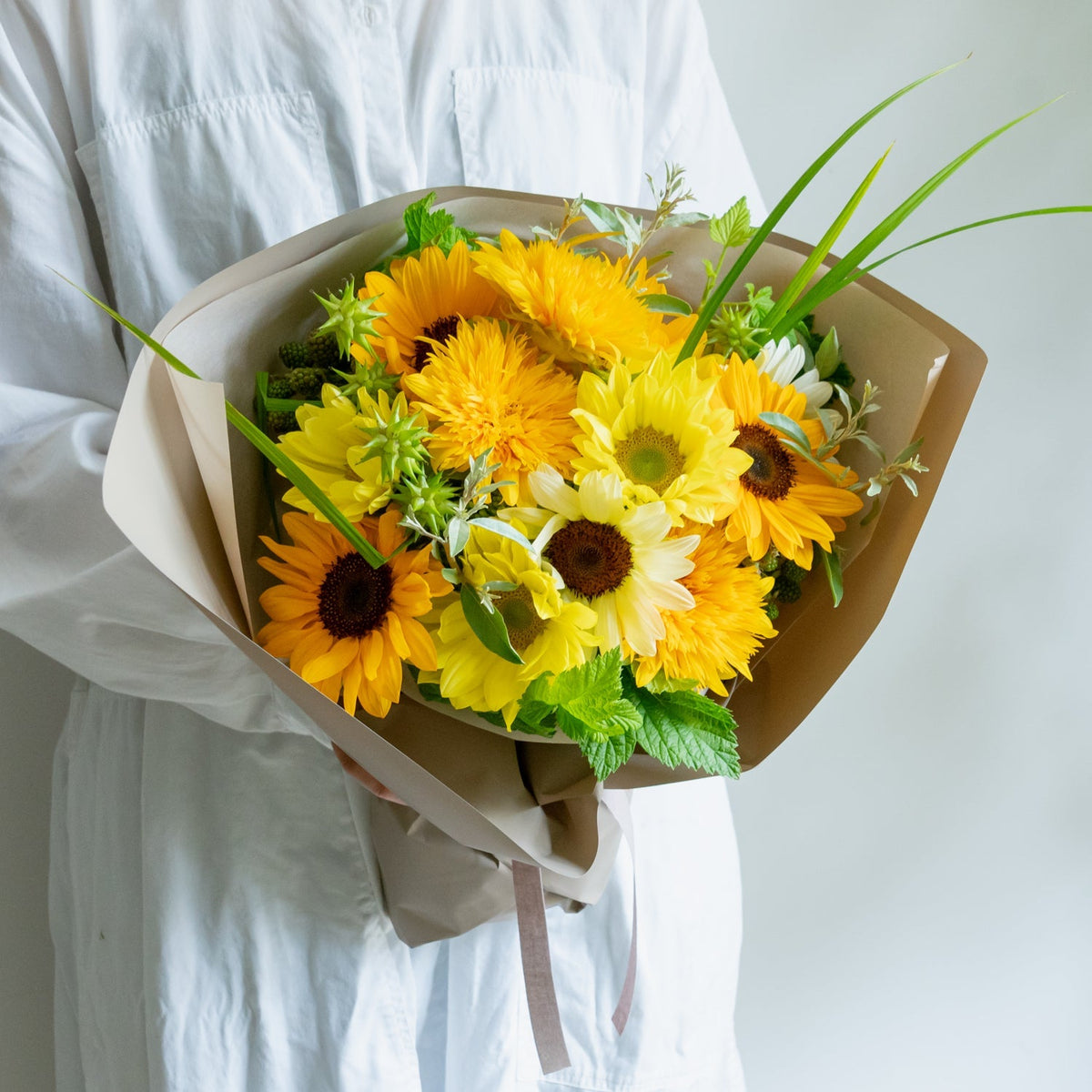 ブーケ 黄色系をオーダーするならFlower&amp;Plants tette │ 「手から手へ、想いを運ぶフラワーショップ」【板橋駅徒歩4分】【熟練フローリスト夫婦が運営】【最短2営業日で発送】【24時間365日注文OK】【ギフトは3300円〜】フラワーギフトを手から手へ、想いを込めたブーケやアレンジメントで大切な人に感謝と愛情を。シーンや用途に合わせて選びやすい豊富な種